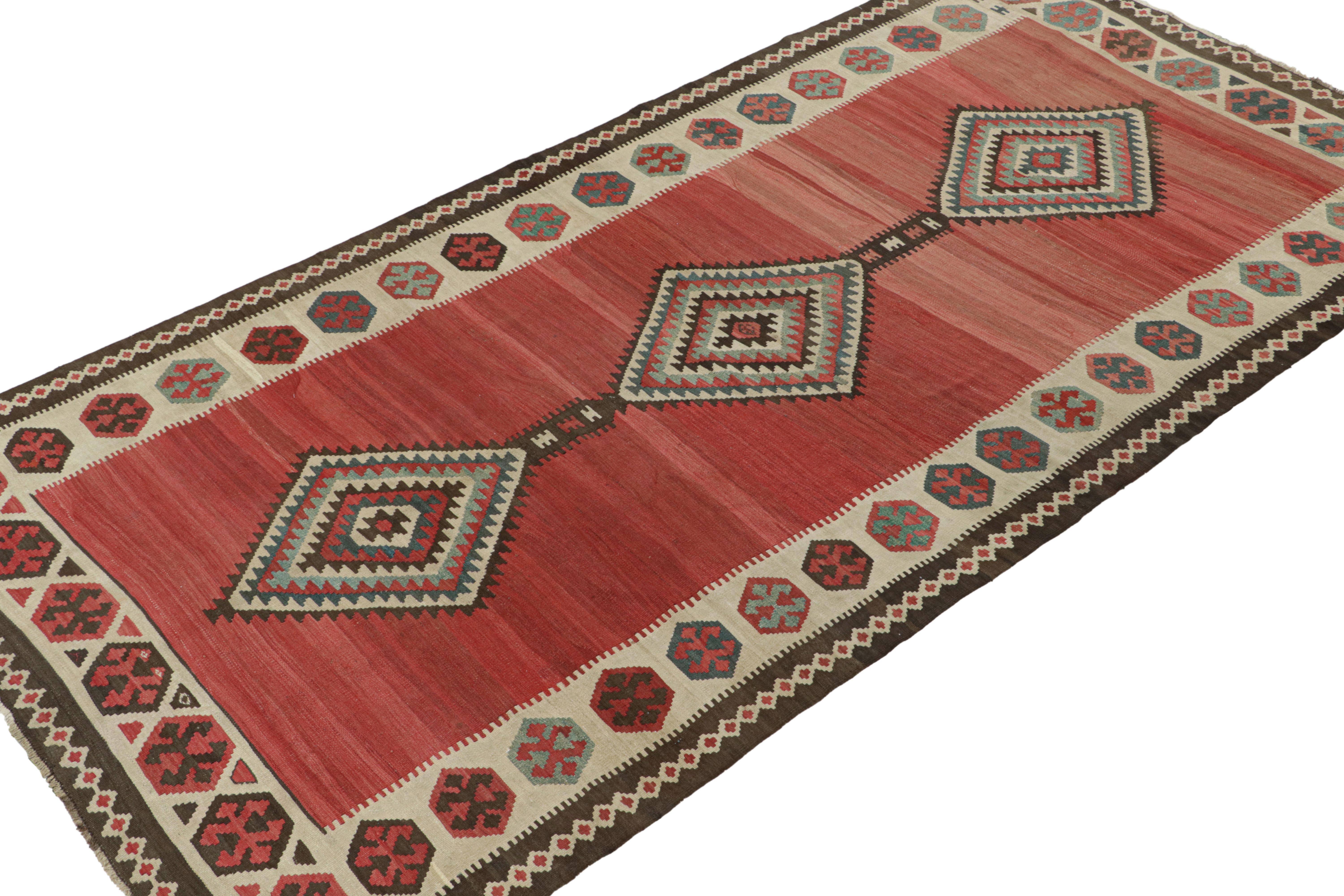 Perse Vieux kilim persan Shahsavan avec terrain rouge et médaillons en vente