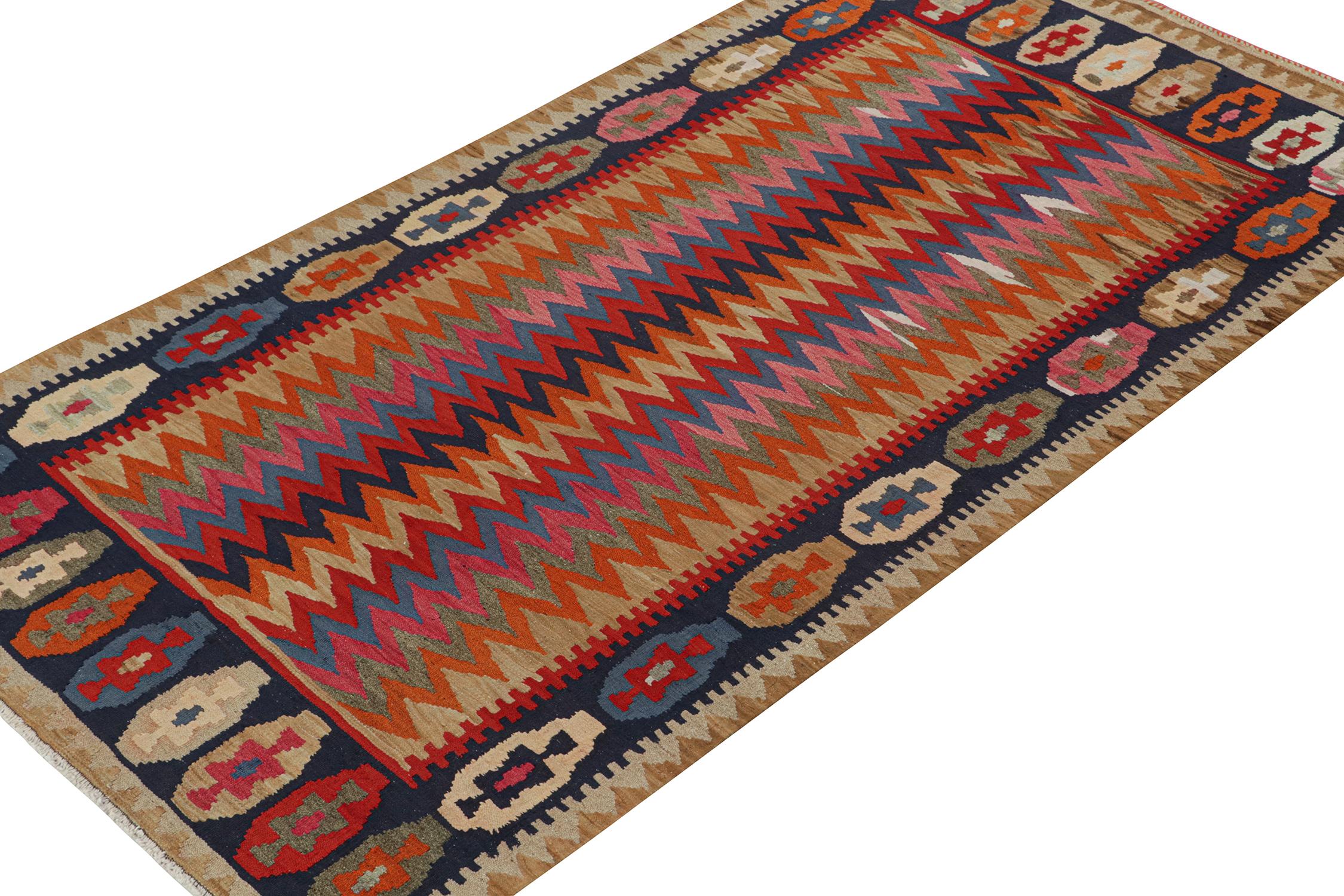 Vintage Shahsavan Persischer Kelim mit lebhaften Chevron-Mustern von Rug & Kilim (Stammeskunst) im Angebot
