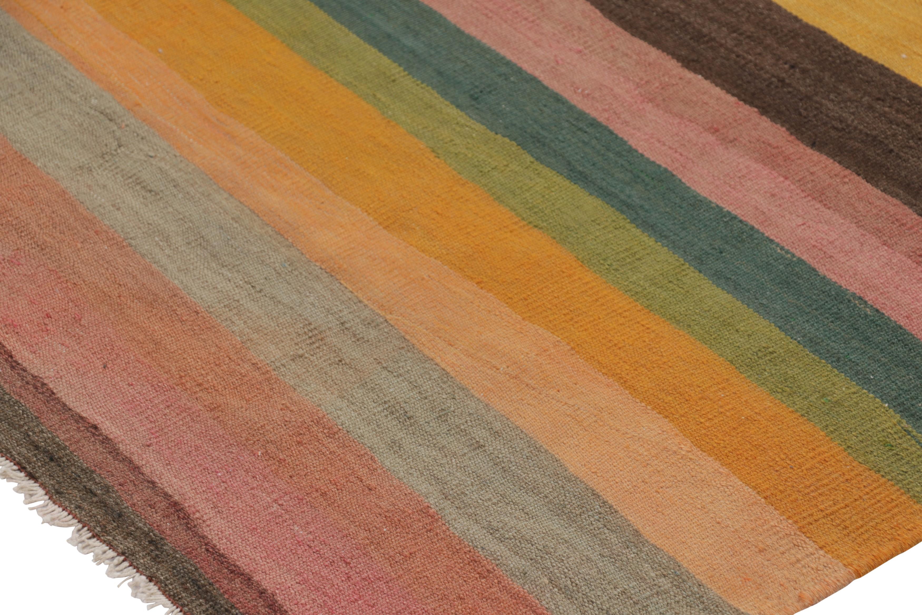 Dieser 6x6 große quadratische Schahsavan-Kilim aus handgewebter Wolle (ca. 1950-1960) ist ein besonders leuchtendes und begehrtes Exemplar einer aufregenden neuen Kuration aus der Kollektion klassischer Kelims und Flachgewebe von Rug & Kilim.

Über