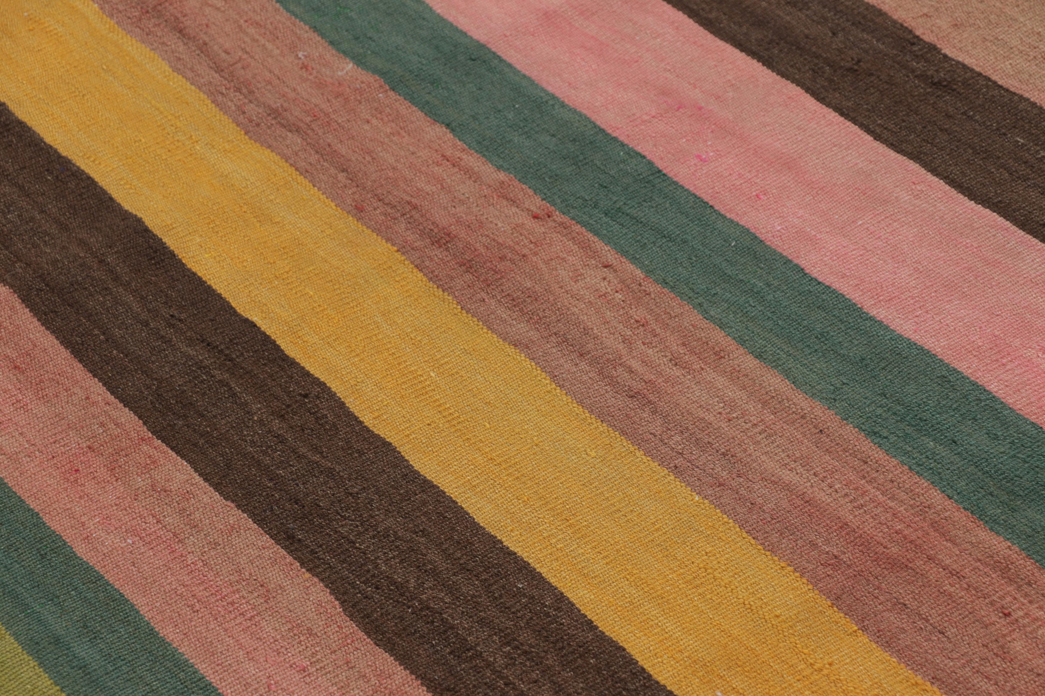 Vintage Shahsavan Persischer Quadratischer Kilim mit lebhaften polychromen Streifen - Teppich (Stammeskunst) im Angebot