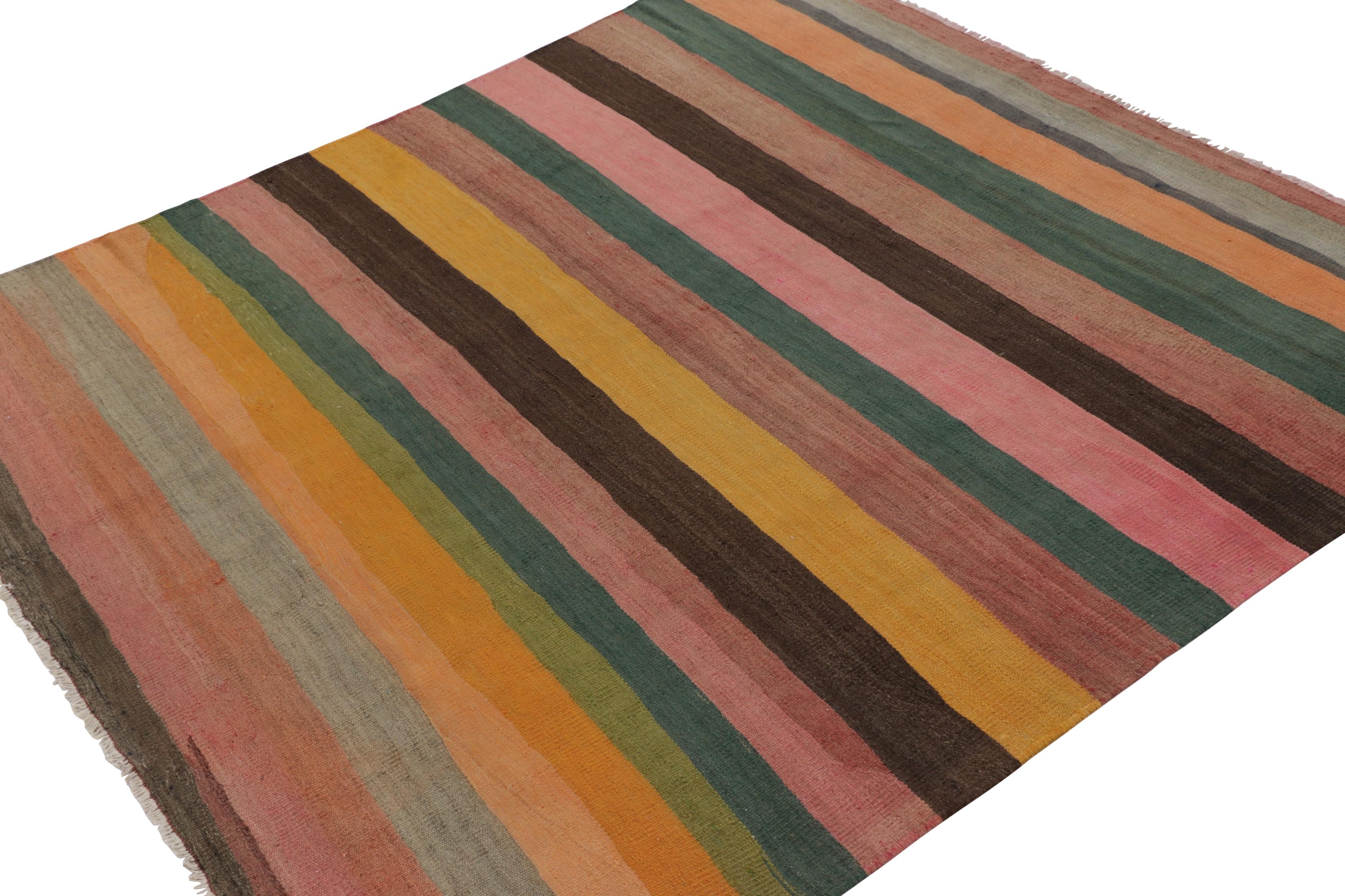 Vintage Shahsavan Persischer Quadratischer Kilim mit lebhaften polychromen Streifen - Teppich (Handgewebt) im Angebot