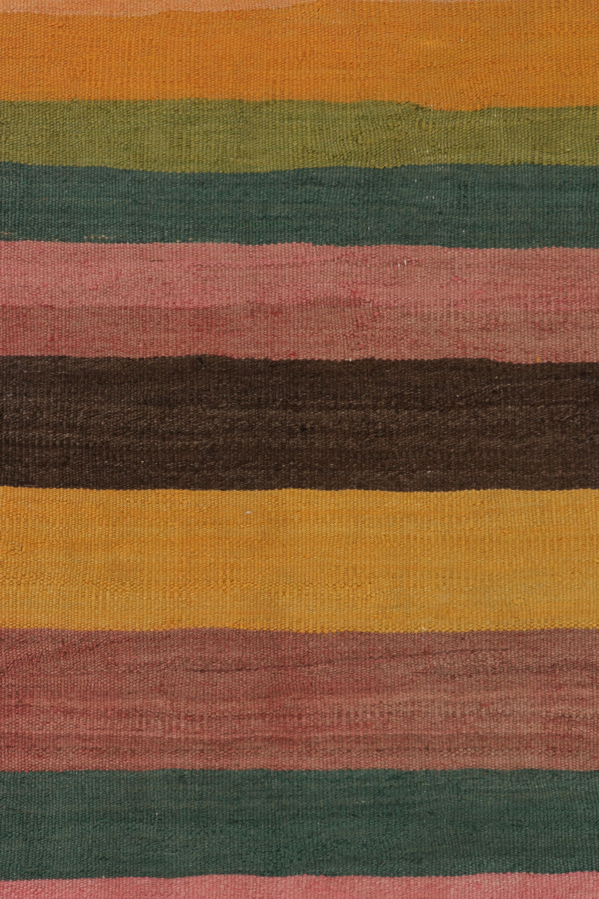 Vintage Shahsavan Persischer Quadratischer Kilim mit lebhaften polychromen Streifen - Teppich (Mitte des 20. Jahrhunderts) im Angebot