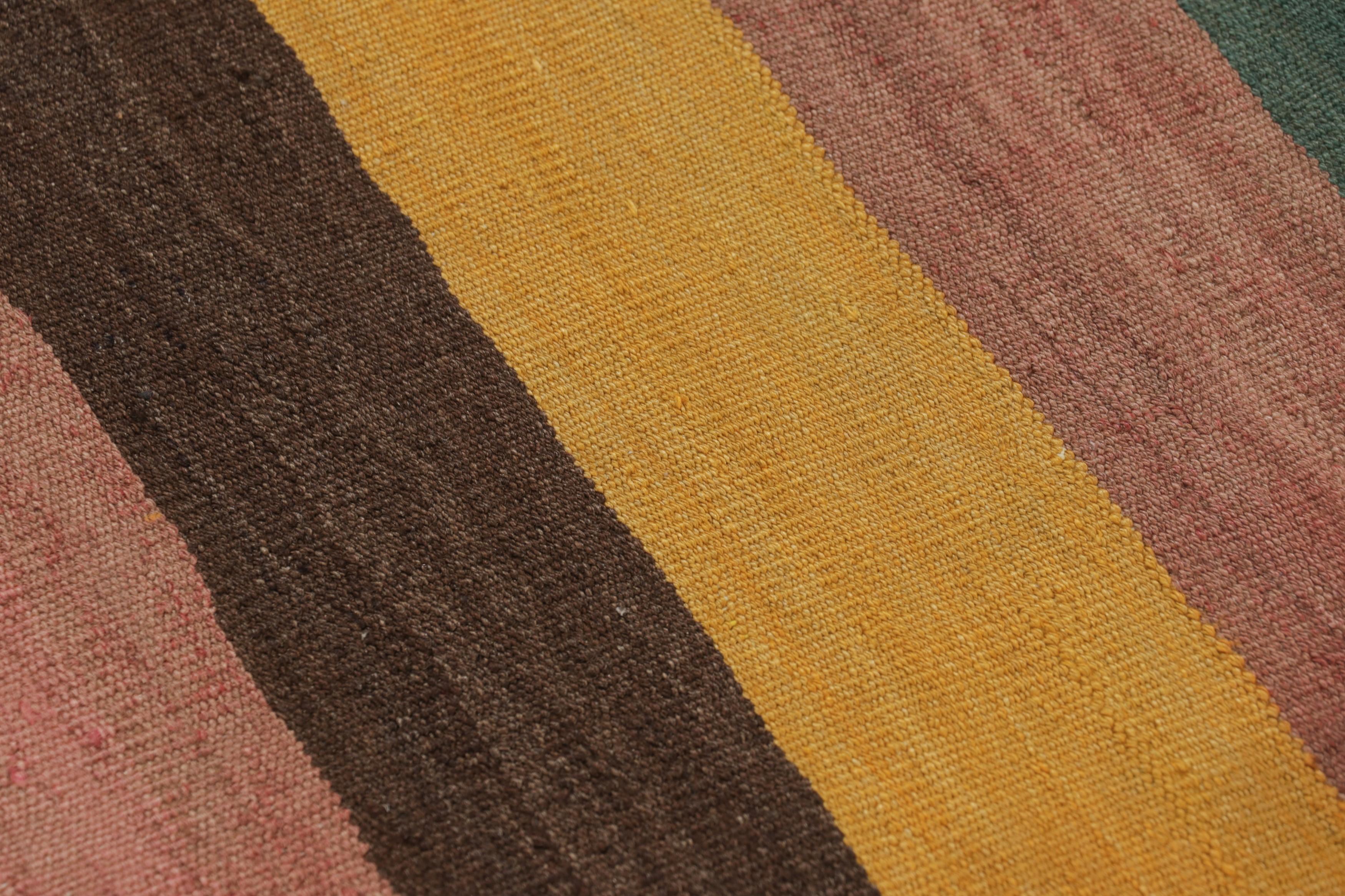 Vintage Shahsavan Persischer Quadratischer Kilim mit lebhaften polychromen Streifen - Teppich (Wolle) im Angebot