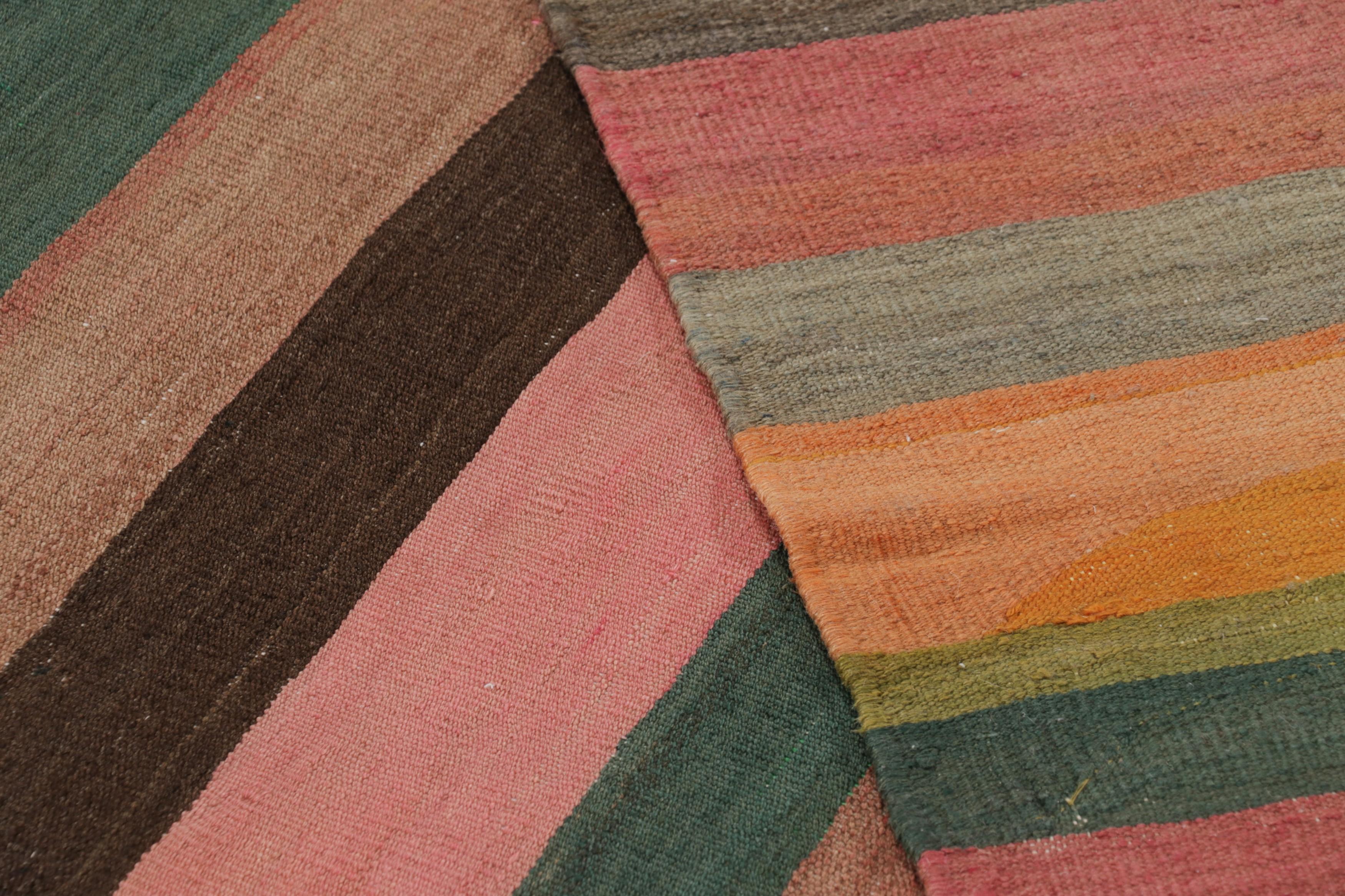 Vintage Shahsavan Persischer Quadratischer Kilim mit lebhaften polychromen Streifen - Teppich im Angebot 1