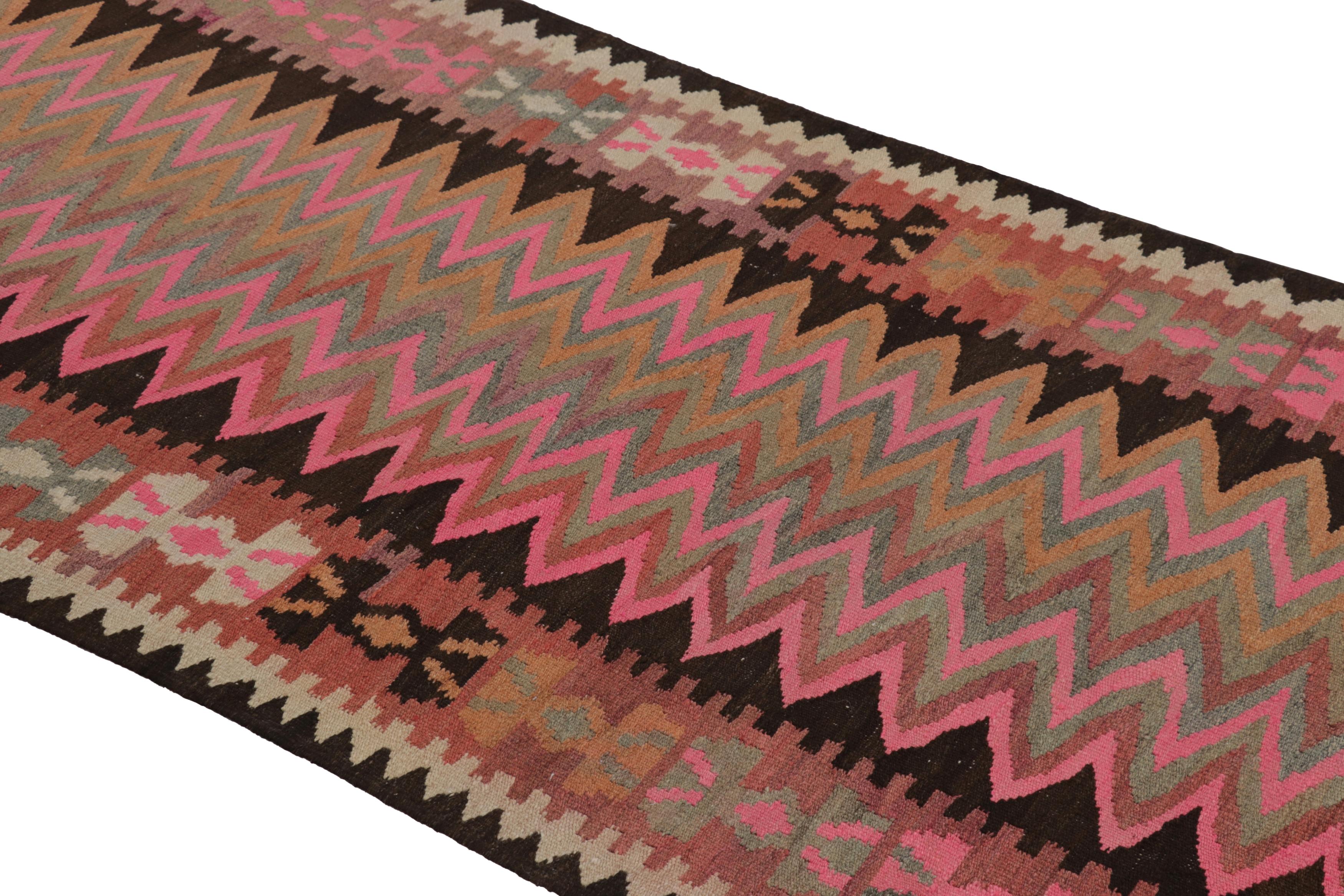 Realizzato con lana tessuta a mano intorno al 1950-1960, questo runner vintage Shahsavan Zanjan Kilim 4x8 è un'opera particolarmente luminosa e ricercata di una nuova ed entusiasmante selezione della collezione di Rug & Kilim di Kilim classici e