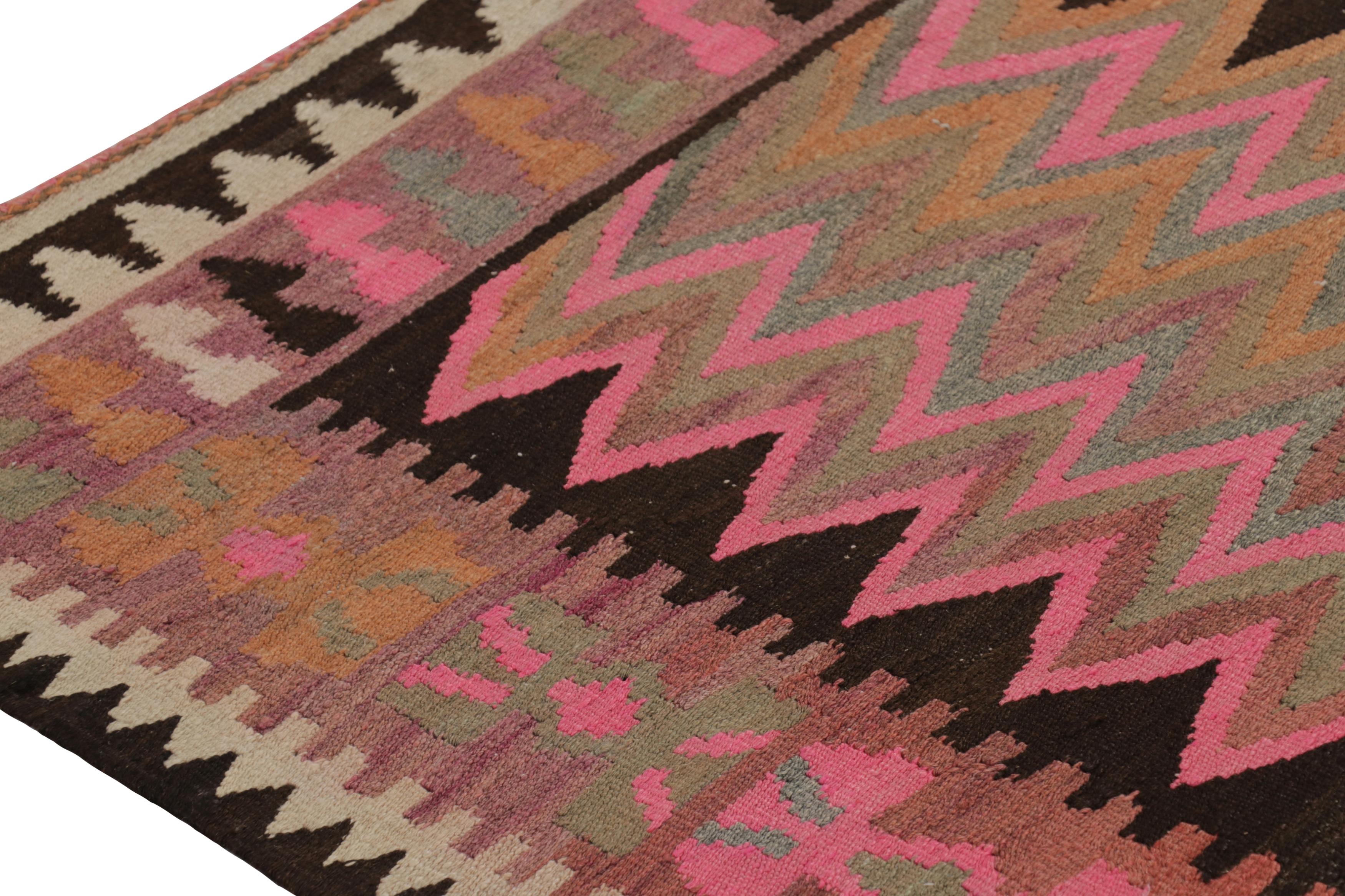 Tribale Runner Kilim persiano d'epoca Shahsavan Zanjan in rosa con chevrons  Rug & Kilim in vendita