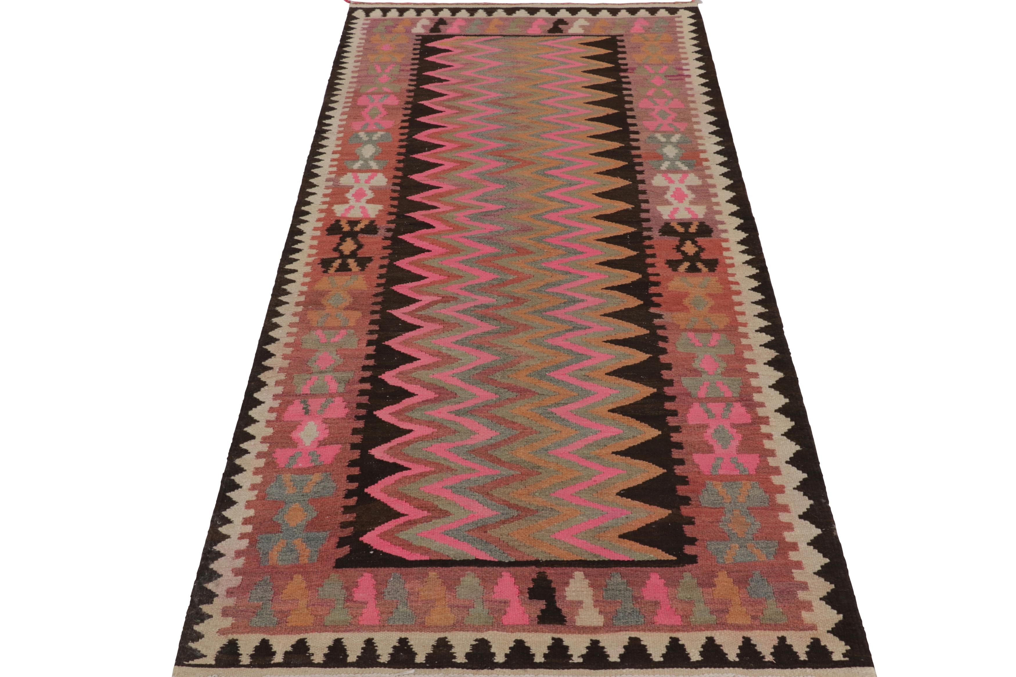 Persiano Runner Kilim persiano d'epoca Shahsavan Zanjan in rosa con chevrons  Rug & Kilim in vendita