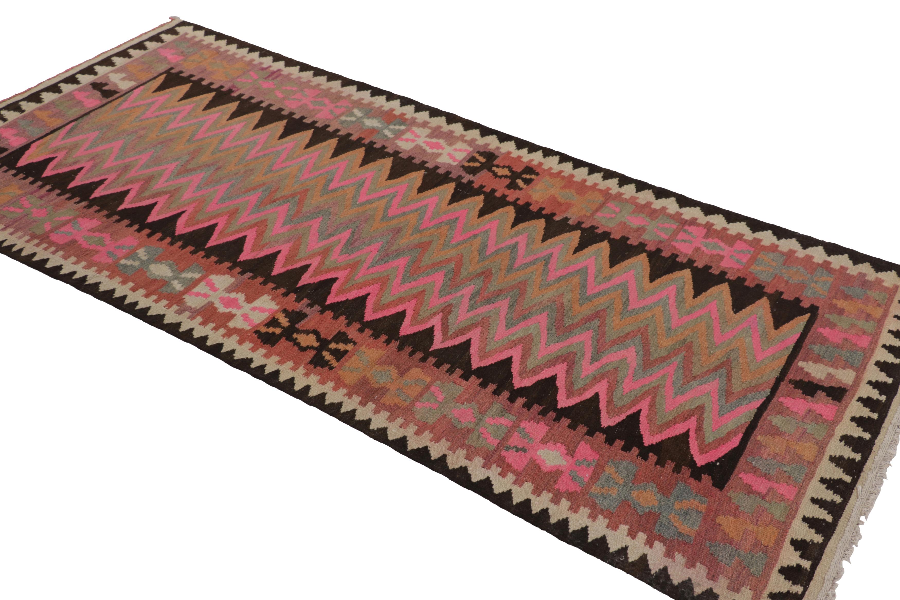 Tessuto a mano Runner Kilim persiano d'epoca Shahsavan Zanjan in rosa con chevrons  Rug & Kilim in vendita