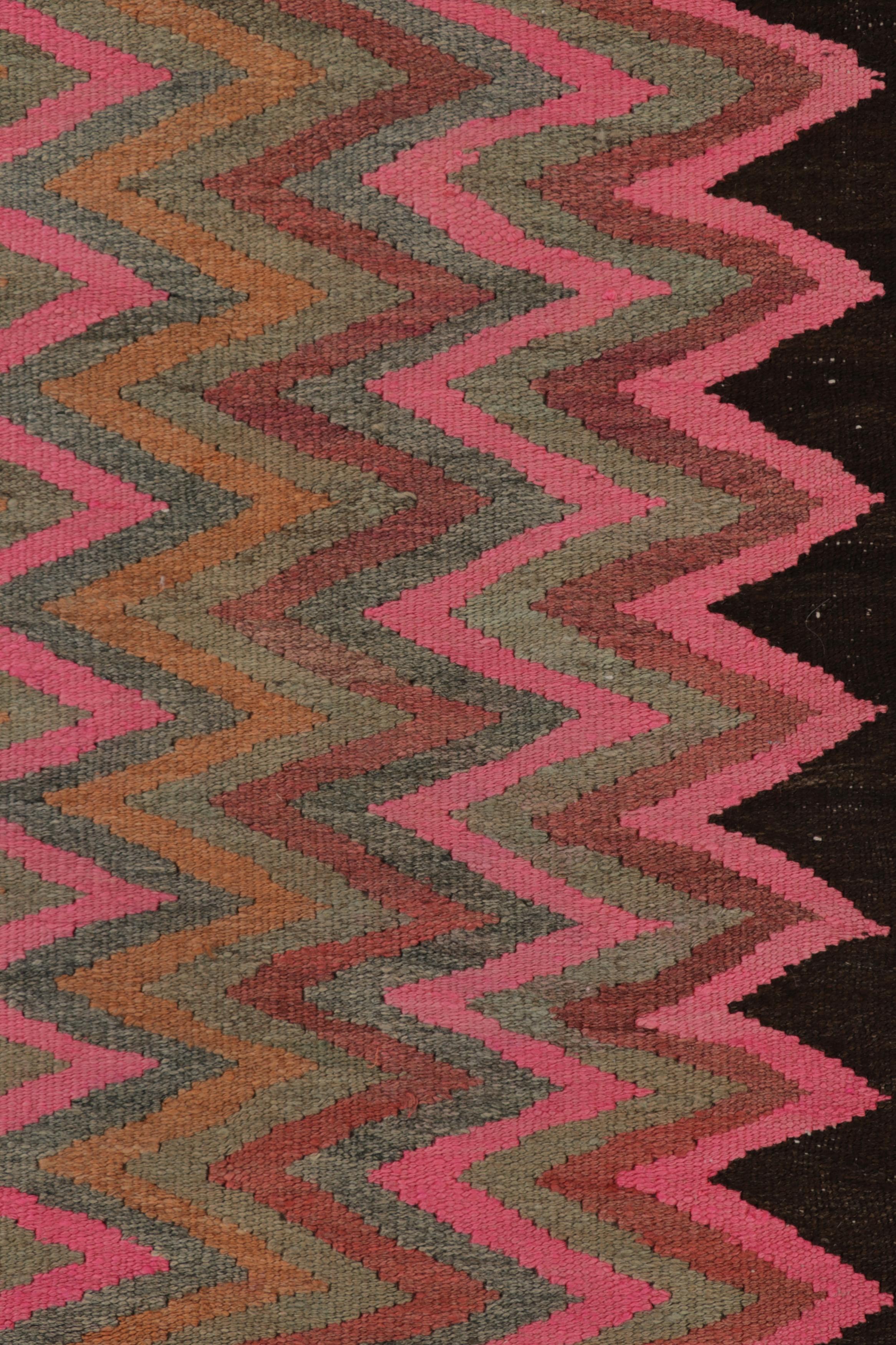 Runner Kilim persiano d'epoca Shahsavan Zanjan in rosa con chevrons  Rug & Kilim In condizioni buone in vendita a Long Island City, NY