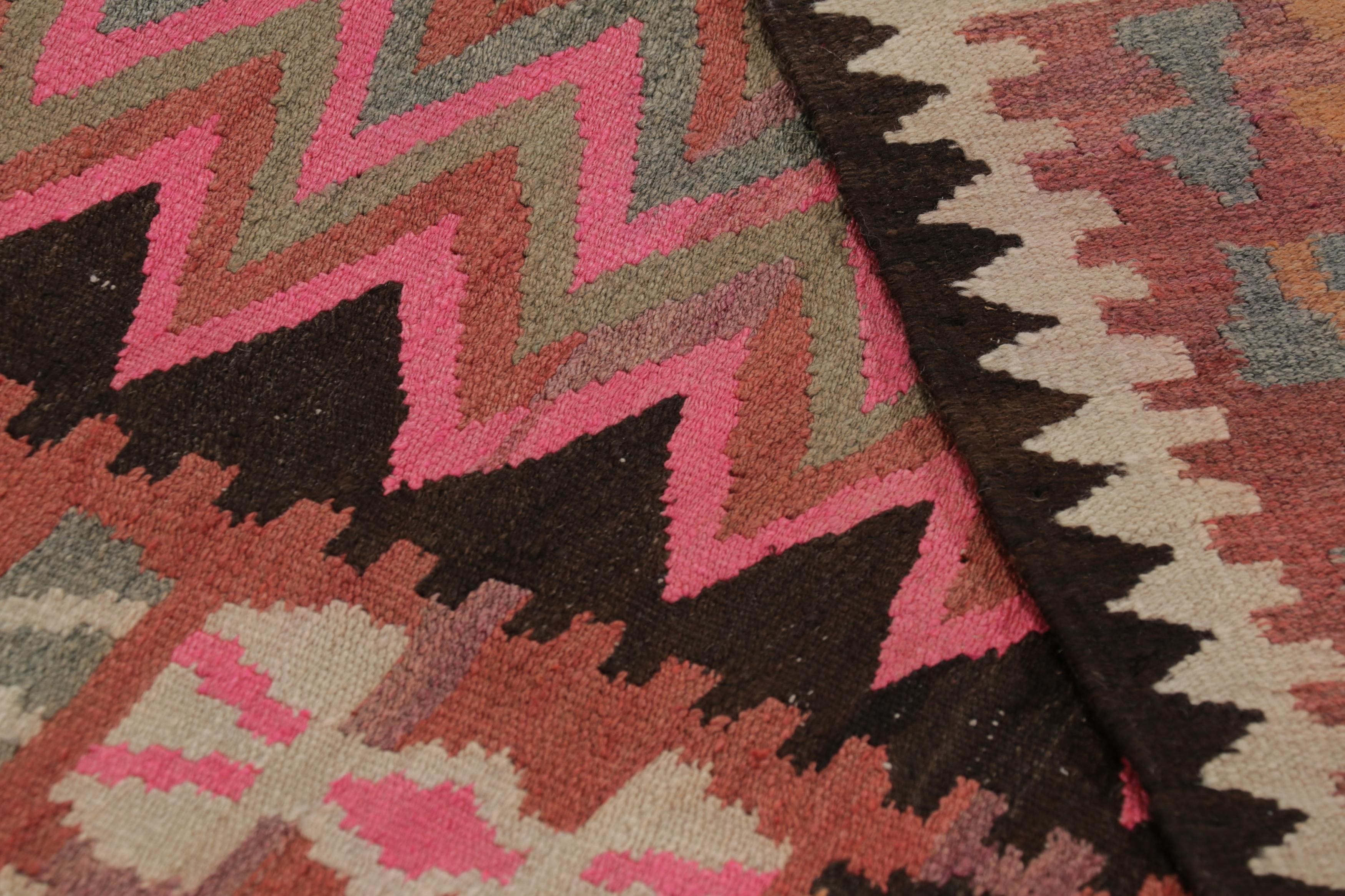 Metà XX secolo Runner Kilim persiano d'epoca Shahsavan Zanjan in rosa con chevrons  Rug & Kilim in vendita