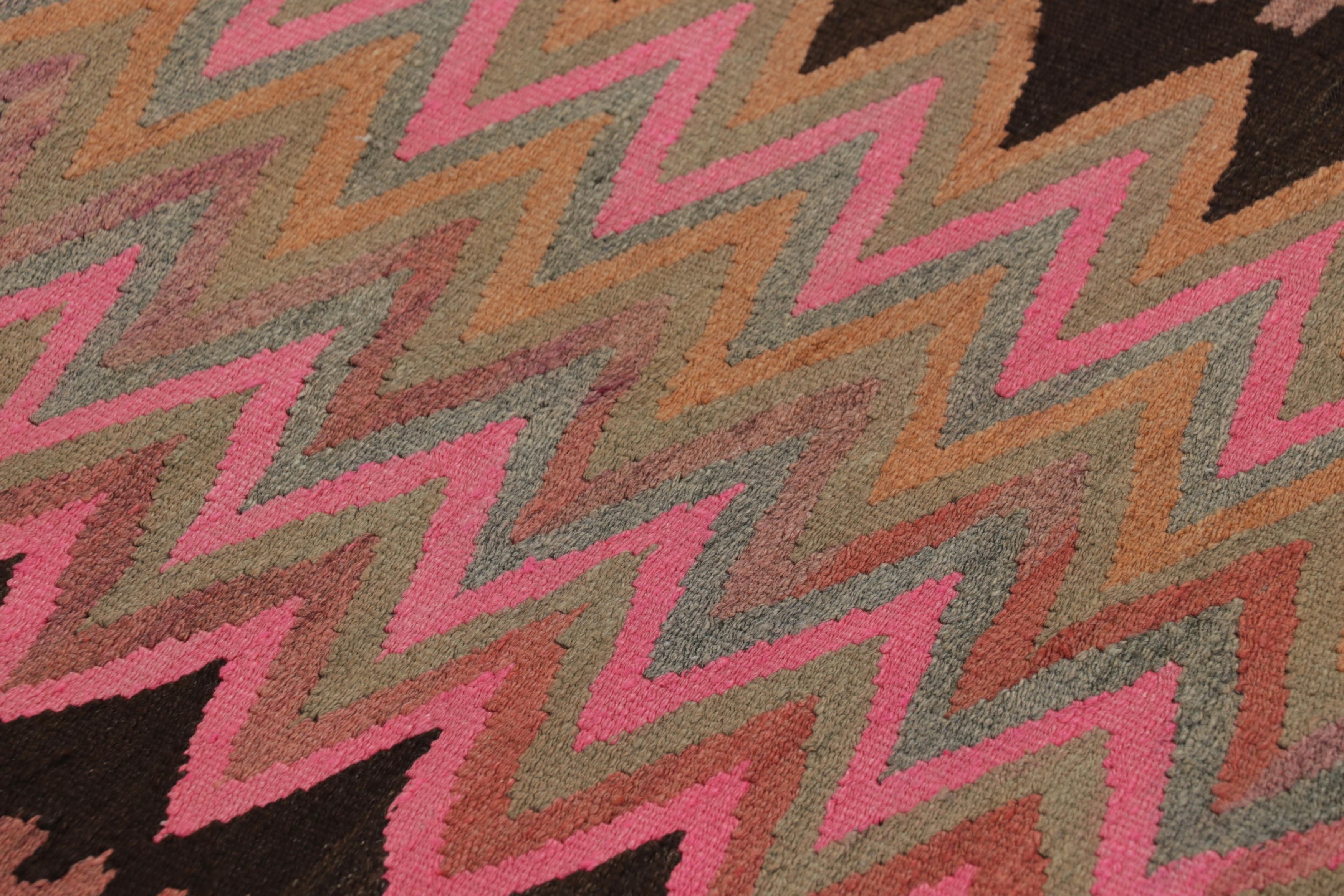 Lana Runner Kilim persiano d'epoca Shahsavan Zanjan in rosa con chevrons  Rug & Kilim in vendita