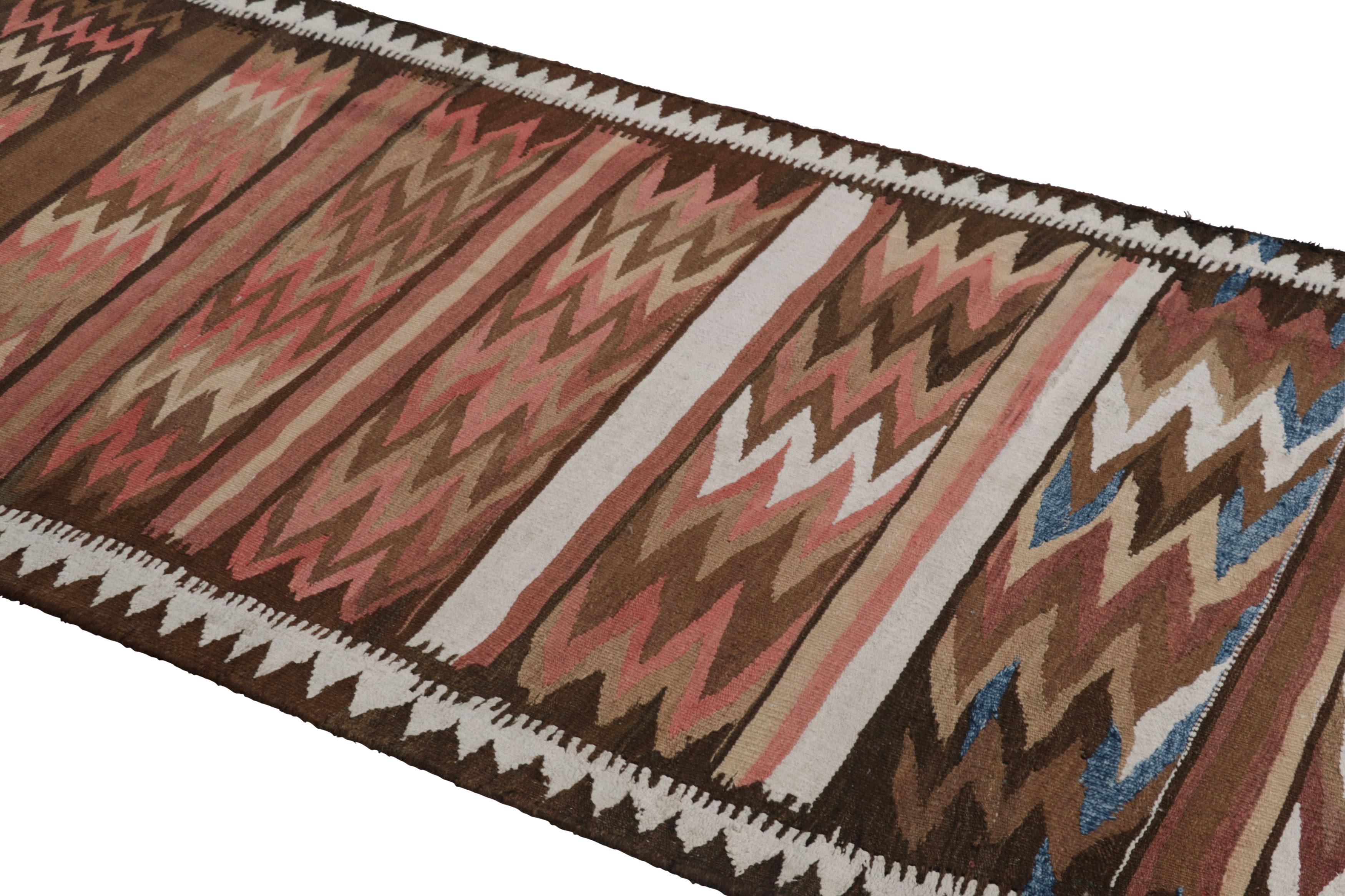 Fabricado con lana tejida a mano hacia 1950-1960, este 4x11 vintage Shahsavan Zanjan Kilim Runner es una obra especialmente brillante y codiciada de una nueva y emocionante selección de la colección de Kilims y Tejidos Planos clásicos de Rug &