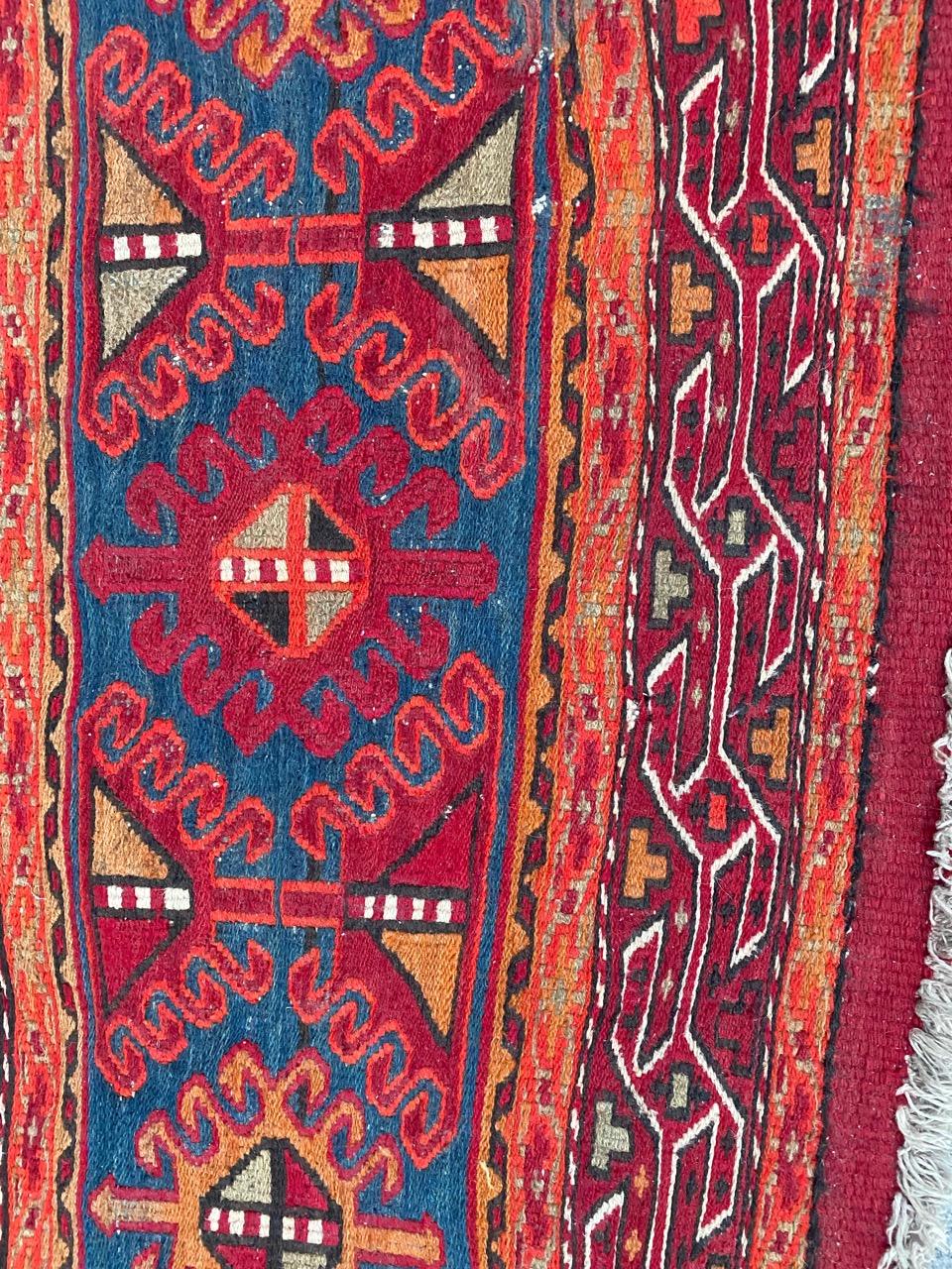 Magnifique Kilim shahsavand du milieu du siècle avec de jolis motifs géométriques et tribaux et de belles couleurs, entièrement tissé et brodé à la main avec de la laine sur une base de coton.

✨✨✨
