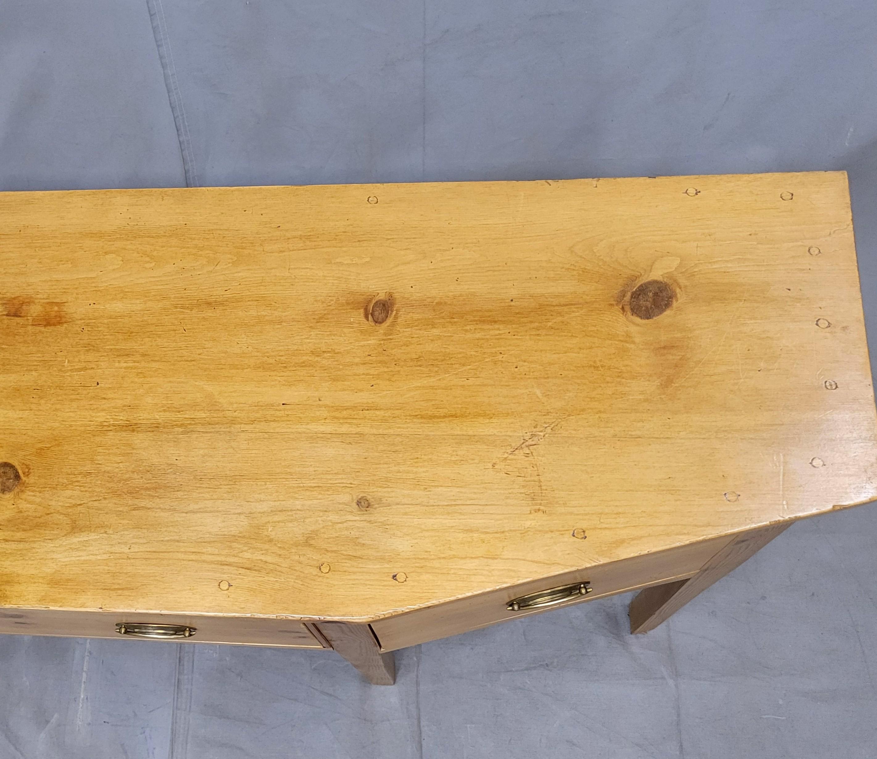 Buffet consolle di pino in stile Shaker Style d'epoca con tiranti in ottone in vendita 3