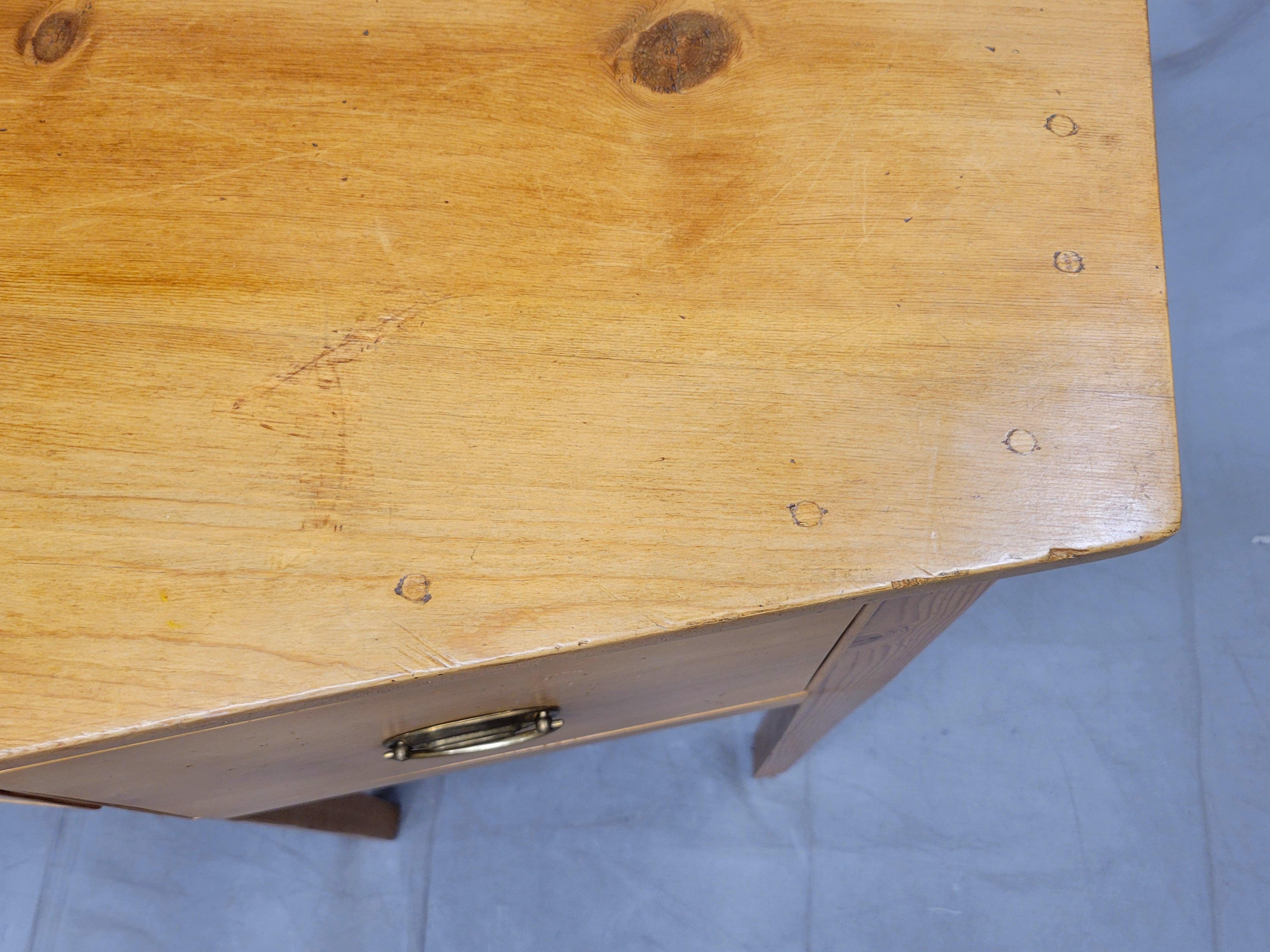 Buffet consolle di pino in stile Shaker Style d'epoca con tiranti in ottone in vendita 4