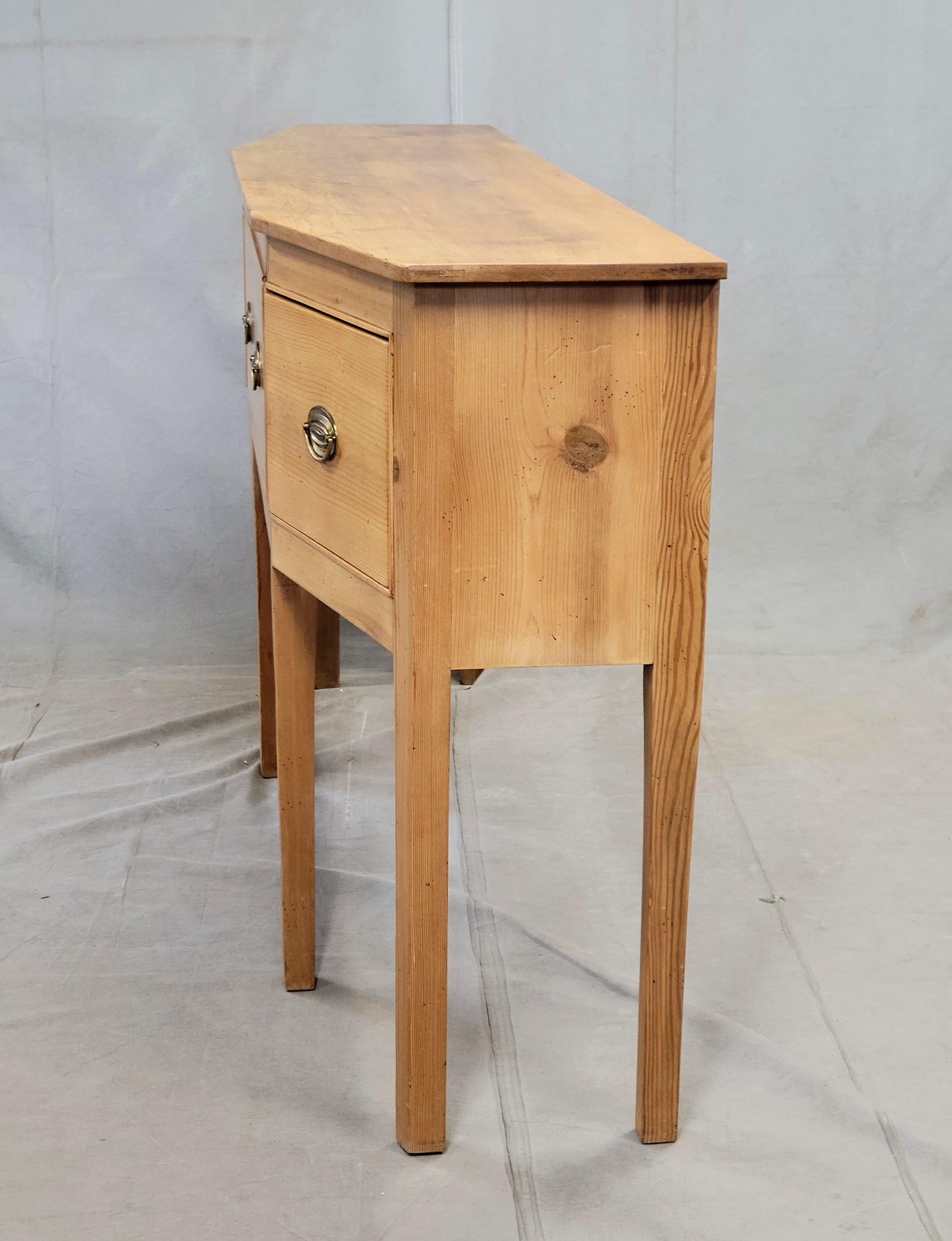 Buffet consolle di pino in stile Shaker Style d'epoca con tiranti in ottone in vendita 5