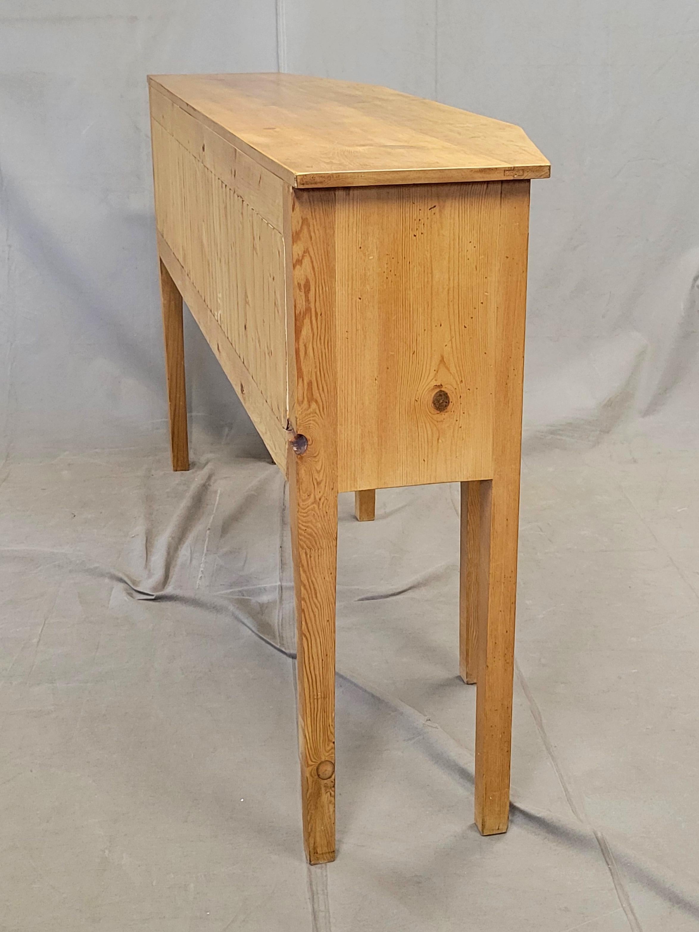 Buffet consolle di pino in stile Shaker Style d'epoca con tiranti in ottone in vendita 6