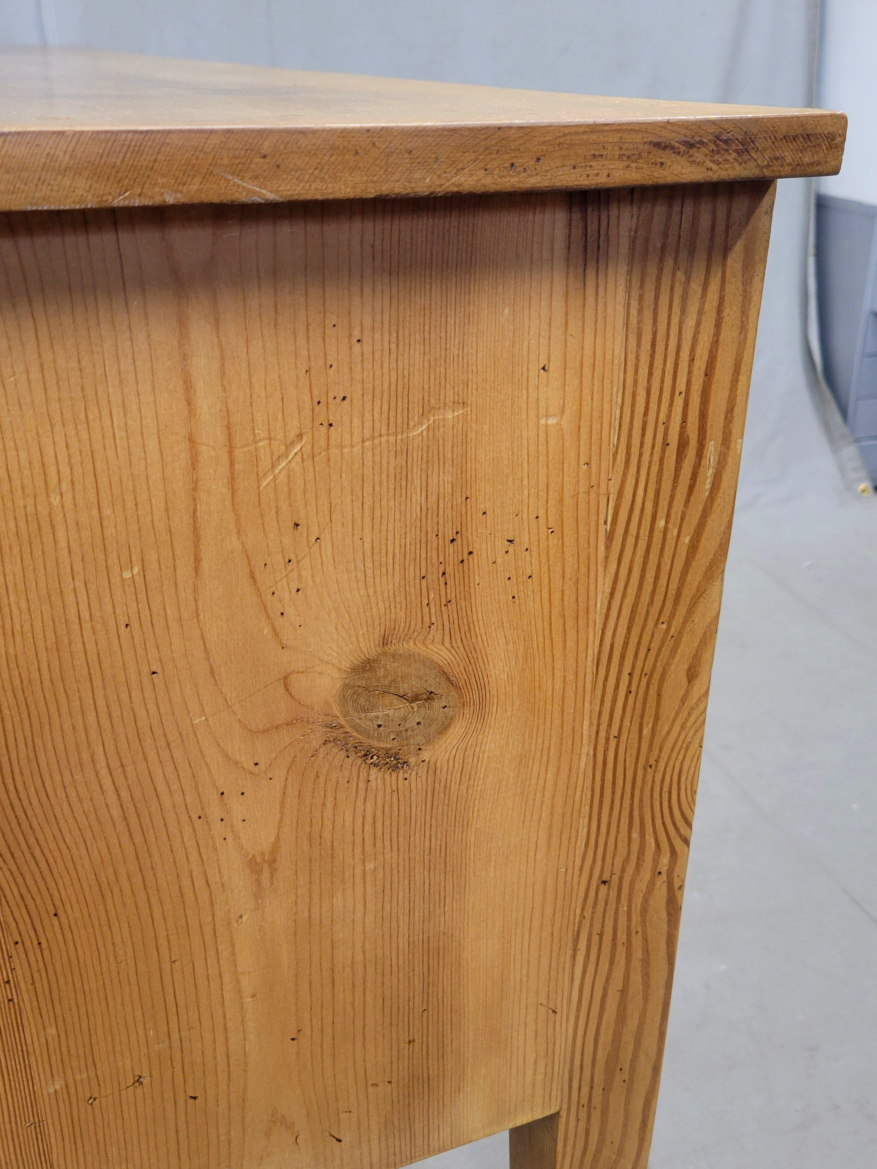 Buffet consolle di pino in stile Shaker Style d'epoca con tiranti in ottone in vendita 7