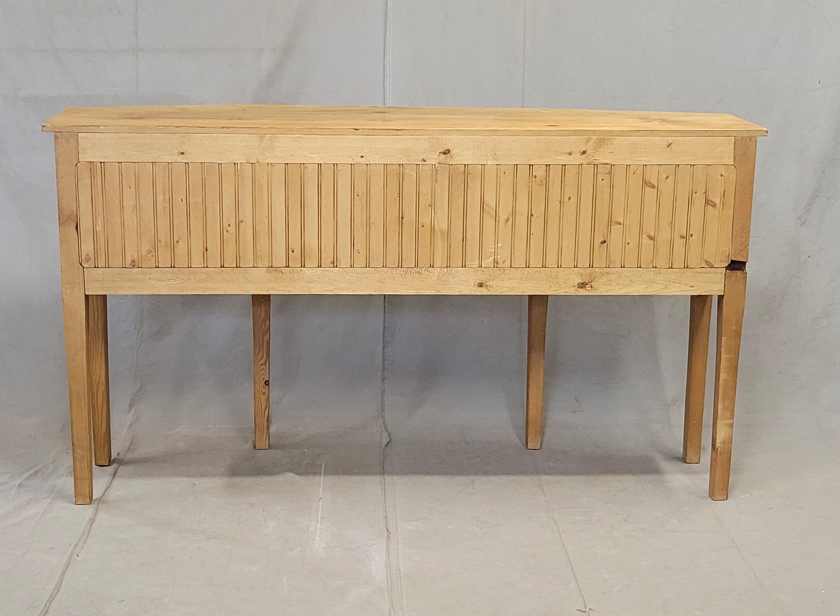 Buffet consolle di pino in stile Shaker Style d'epoca con tiranti in ottone in vendita 9