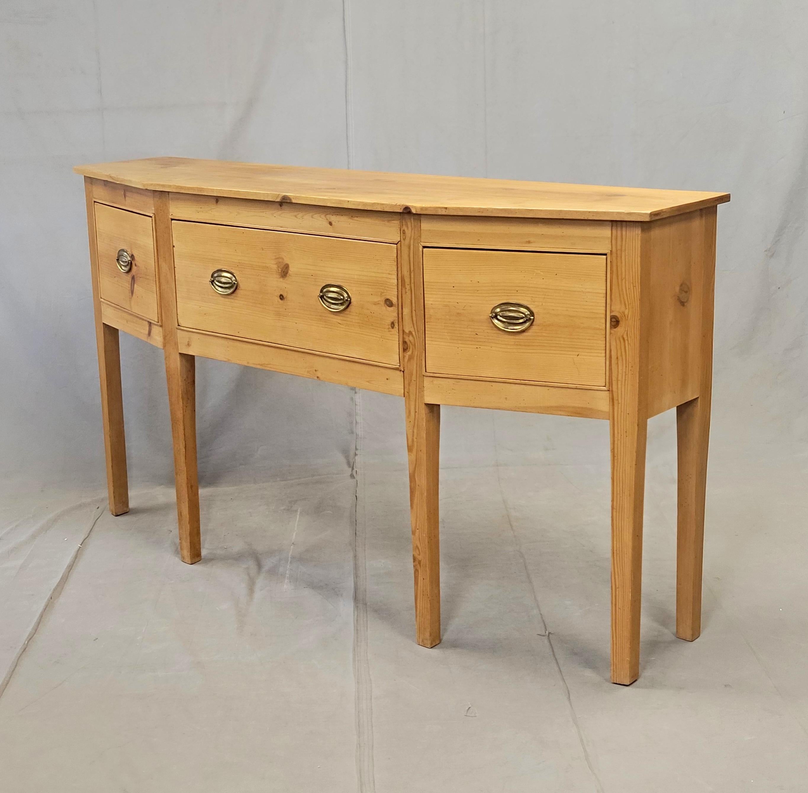 Questa elegante credenza vintage in legno di pino in stile shaker con lati angolati sarebbe un'aggiunta maestosa a una sala da pranzo o a un soggiorno. Realizzato a mano da un abile falegname, probabilmente alla fine del XX secolo, con legno di