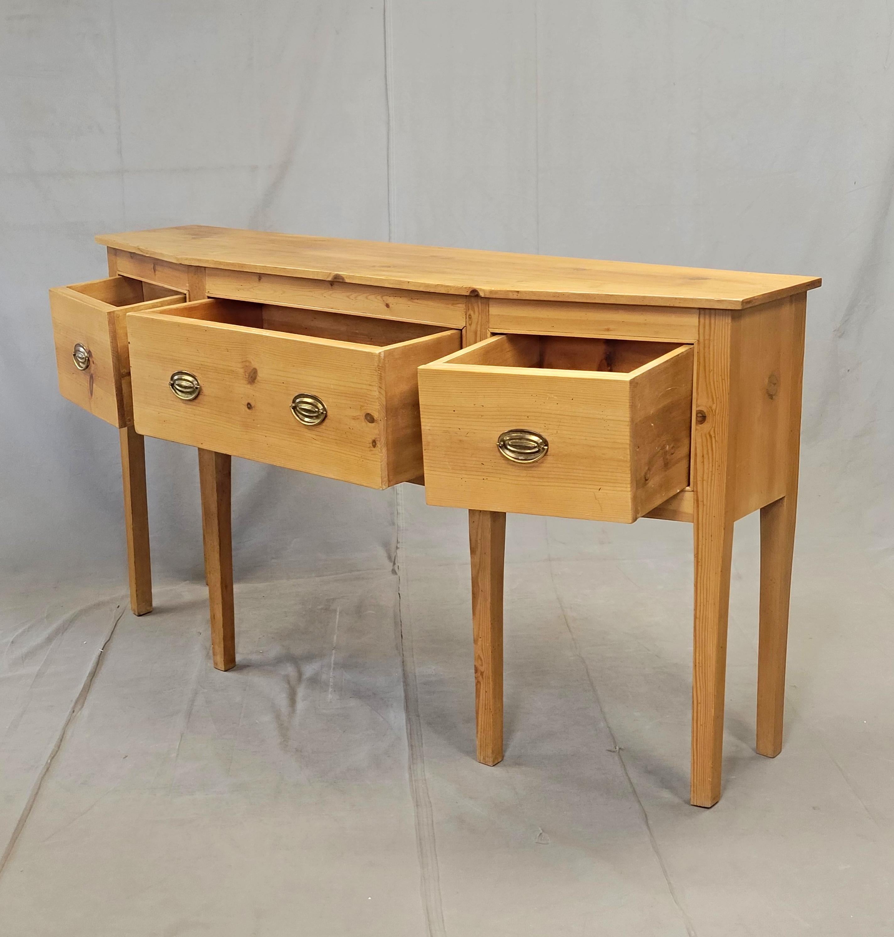 Americano Buffet consolle di pino in stile Shaker Style d'epoca con tiranti in ottone in vendita