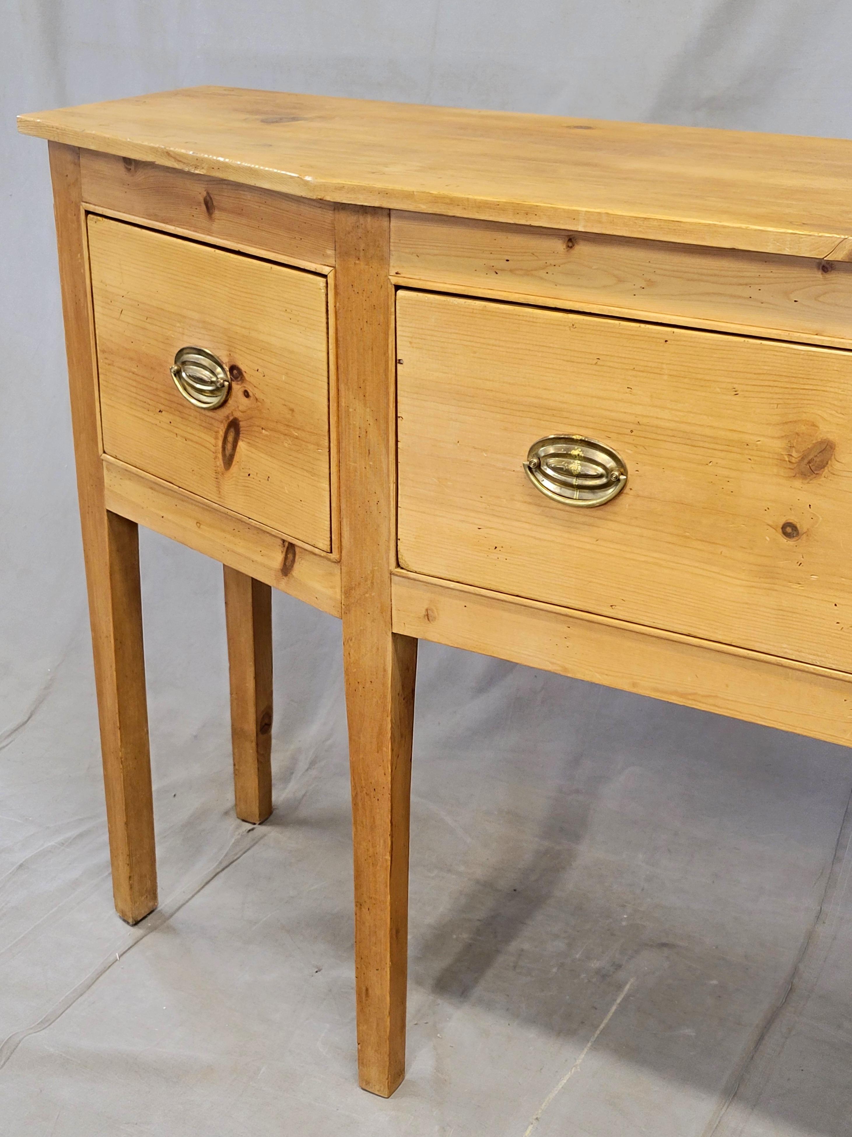 Fatto a mano Buffet consolle di pino in stile Shaker Style d'epoca con tiranti in ottone in vendita