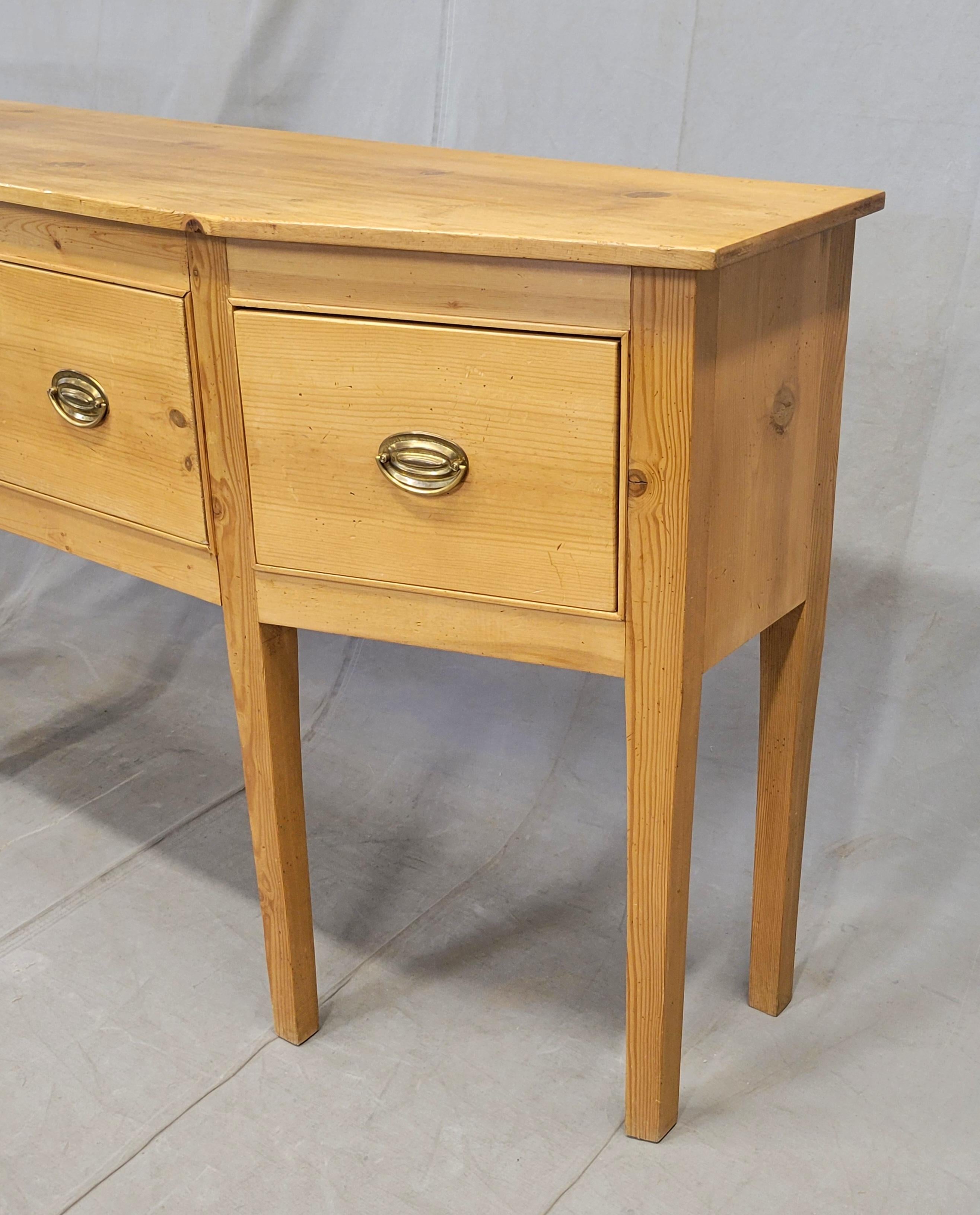 XX secolo Buffet consolle di pino in stile Shaker Style d'epoca con tiranti in ottone in vendita