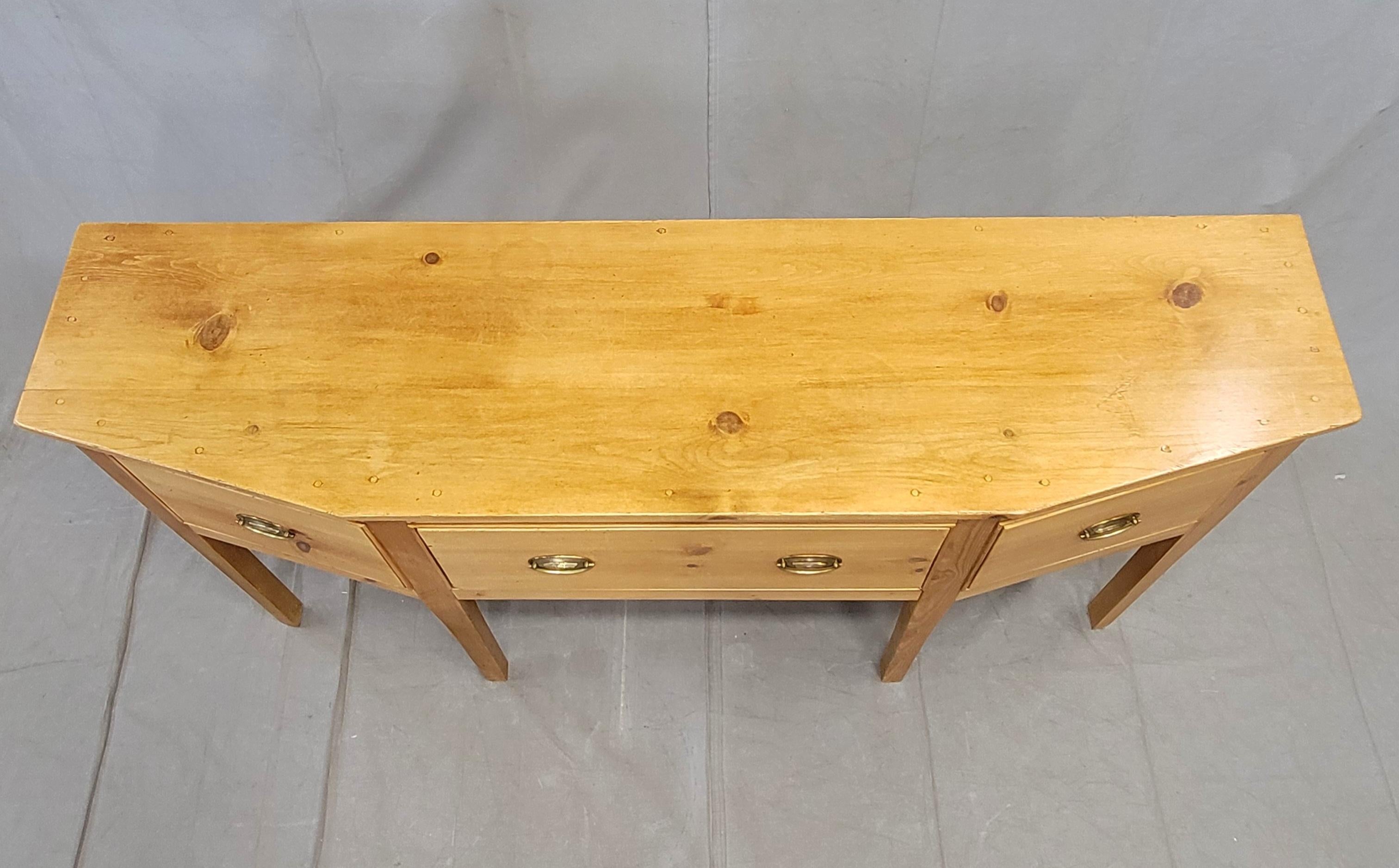 Ottone Buffet consolle di pino in stile Shaker Style d'epoca con tiranti in ottone in vendita