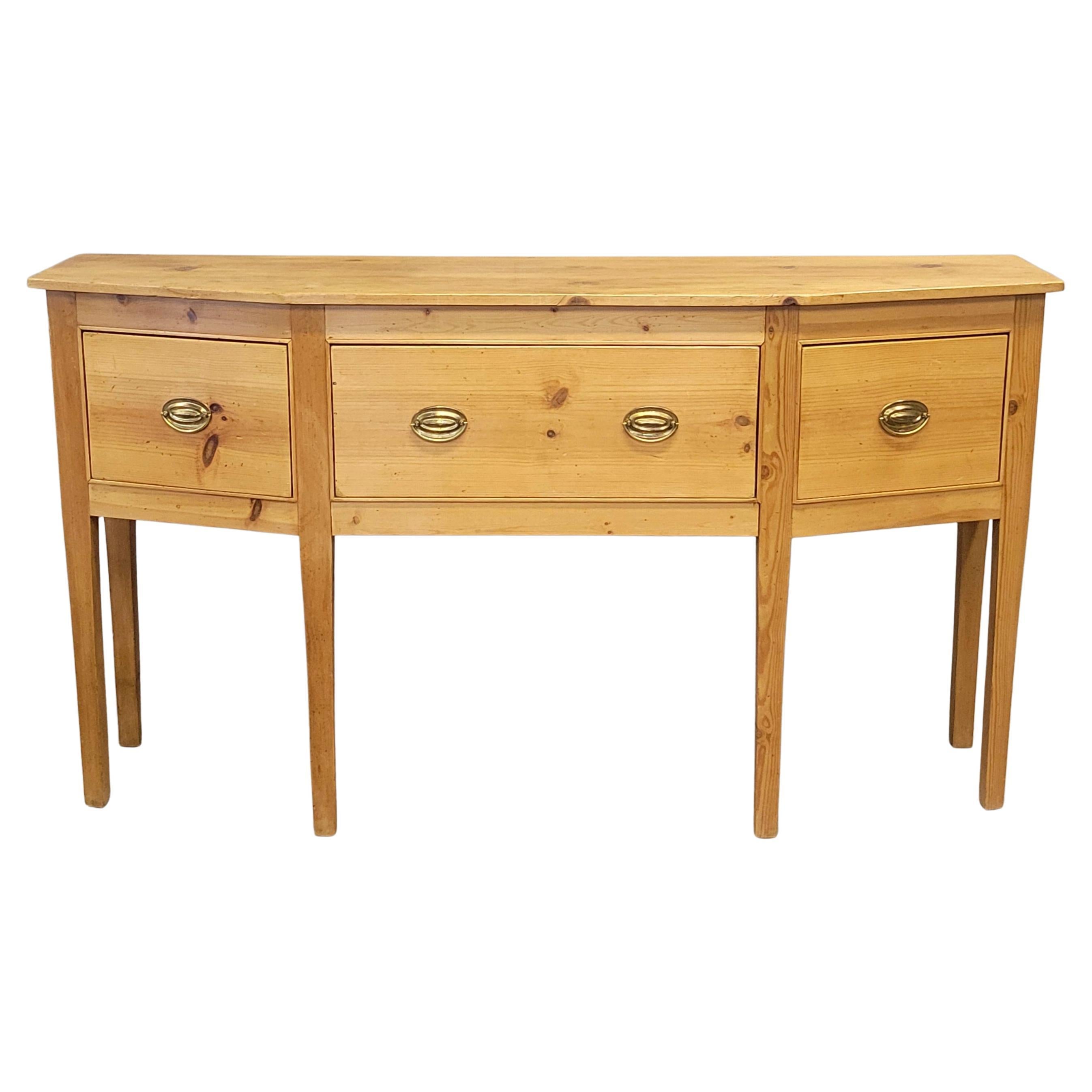 Buffet consolle di pino in stile Shaker Style d'epoca con tiranti in ottone in vendita