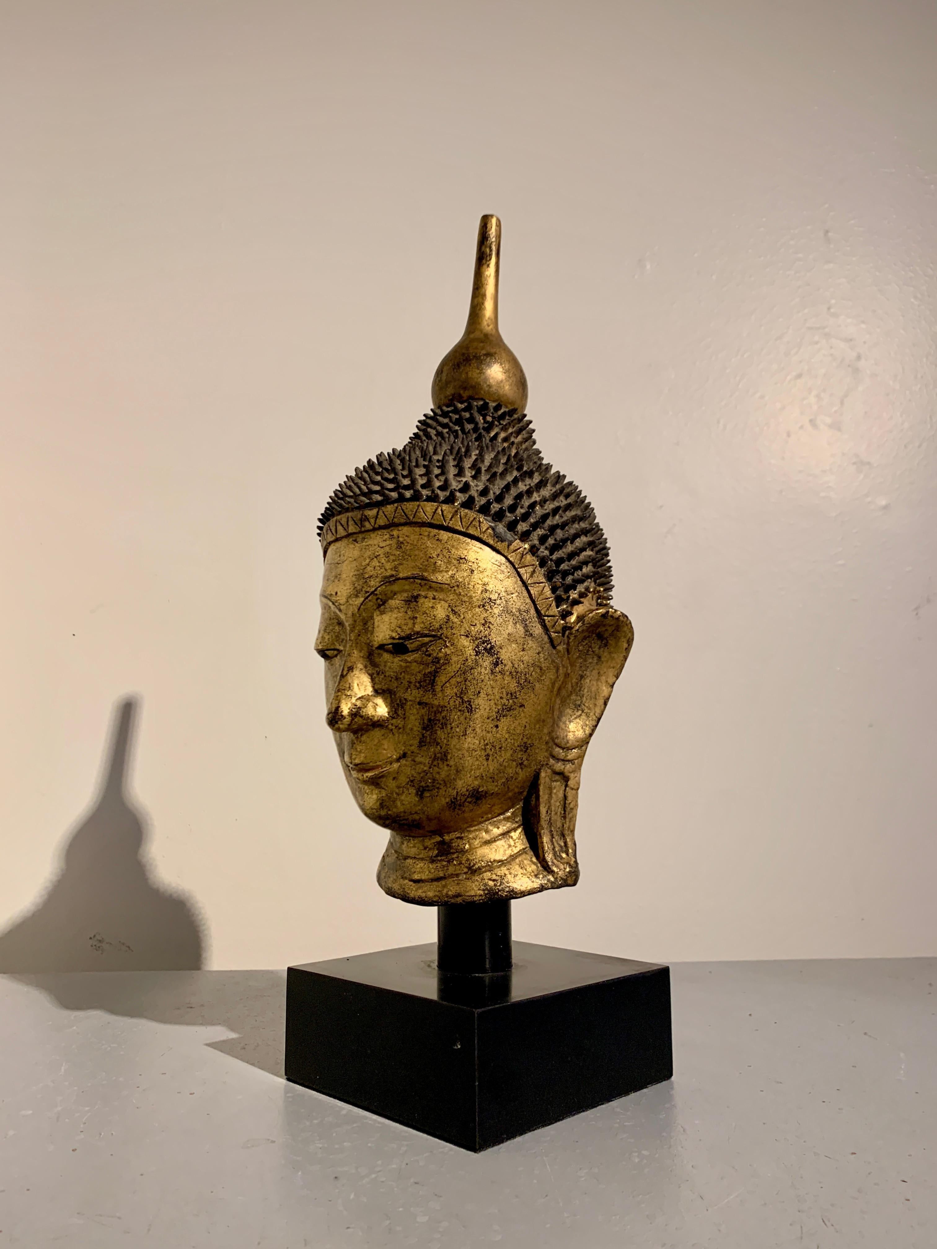 Buddha-Kopf im burmesischen Stil aus vergoldetem Trockenlack, ca. 1960er Jahre, Thailand (Mitte des 20. Jahrhunderts) im Angebot