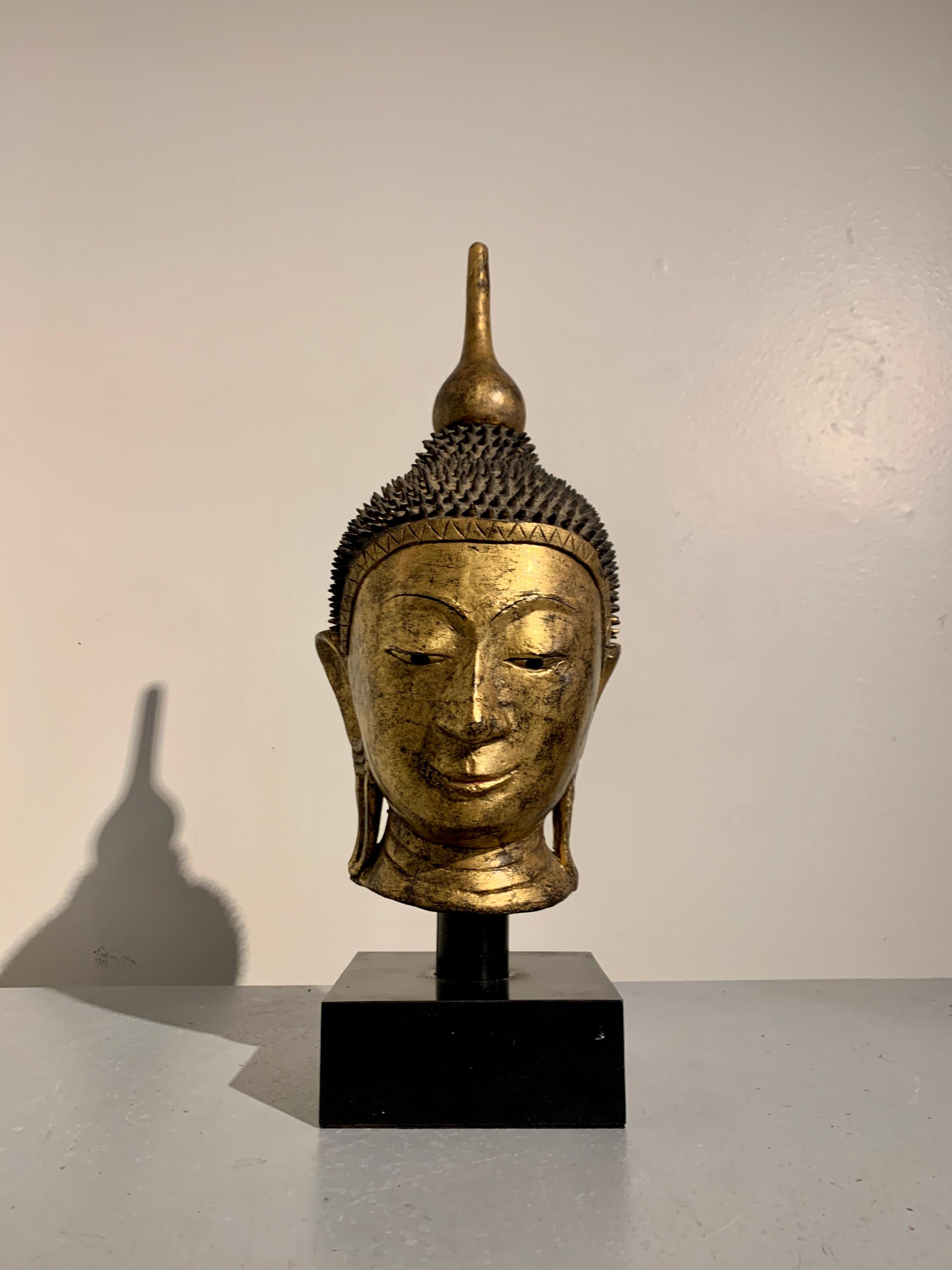 Buddha-Kopf im burmesischen Stil aus vergoldetem Trockenlack, ca. 1960er Jahre, Thailand (Laminat) im Angebot