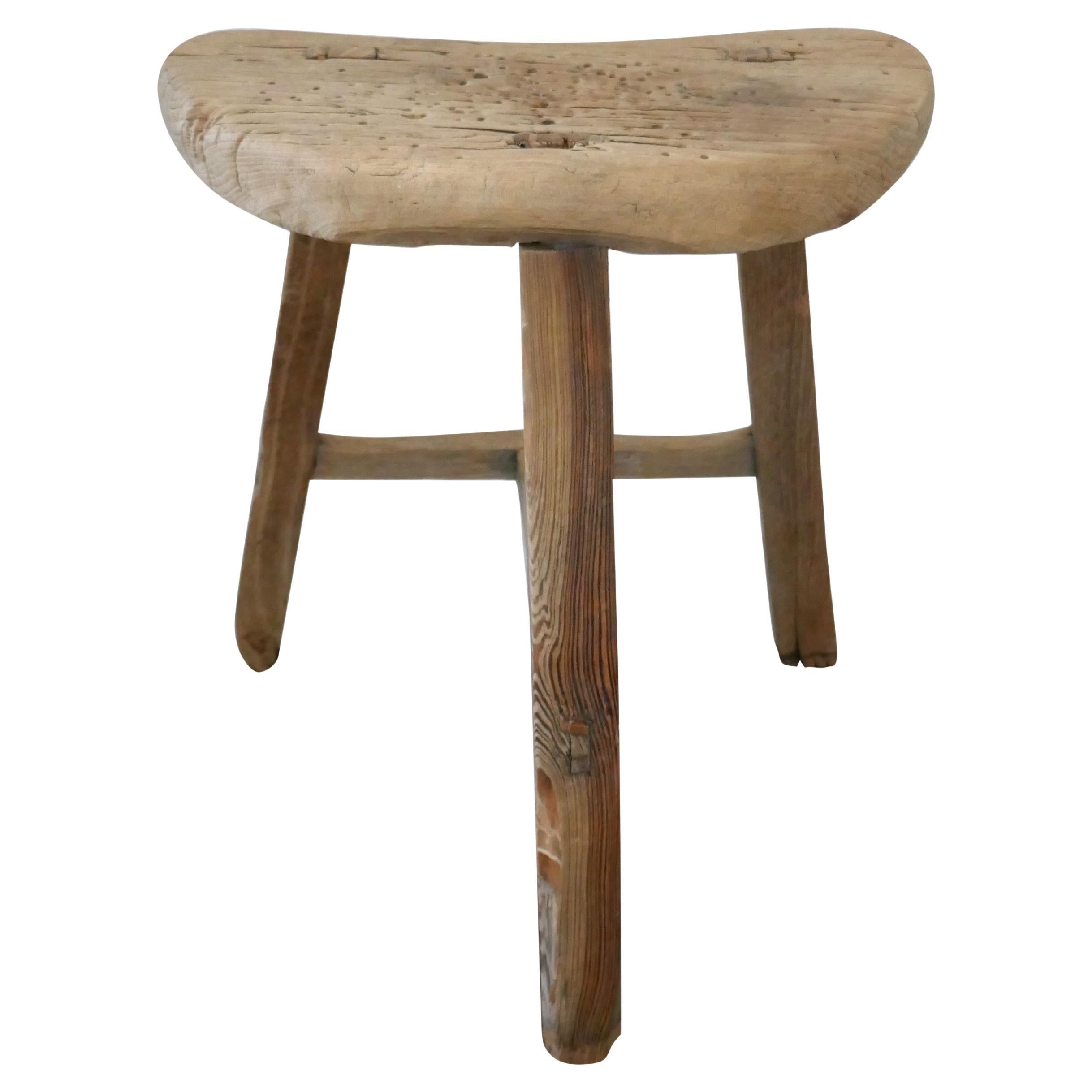 Authentique tabouret Shandong vintage dans un style très unique, ce qui en fait une pièce d'accentuation parfaite. Solidement construit en bois d'orme, sculpté à la main et assemblé par tenons et mortaises. Merveilleuses caractéristiques naturelles