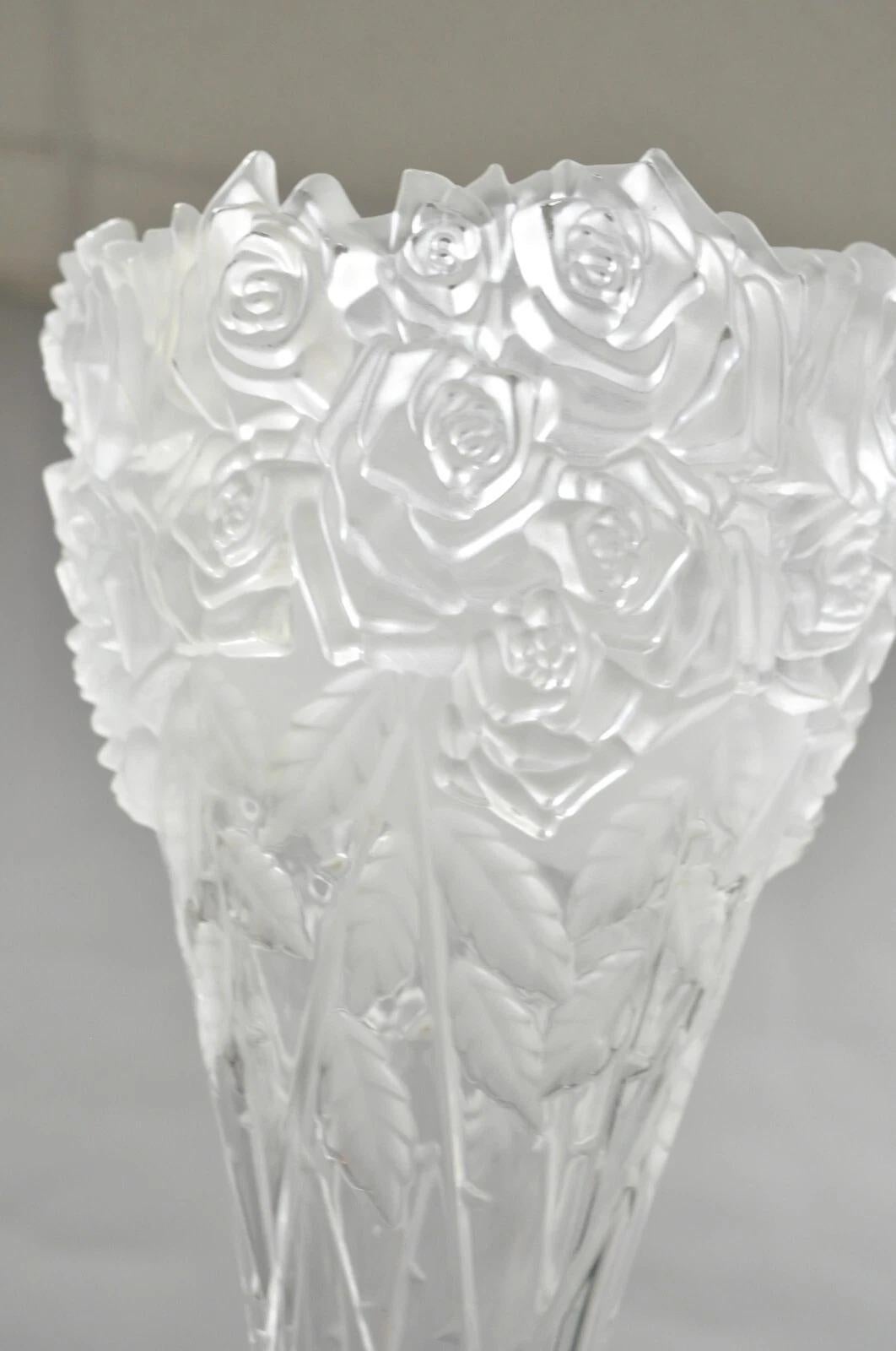 Vaso scolpito alto a forma di rosa 3D di Shannon Crystal vintage, prodotto da Godinger. Circa alla fine del XX secolo. Misure: 14