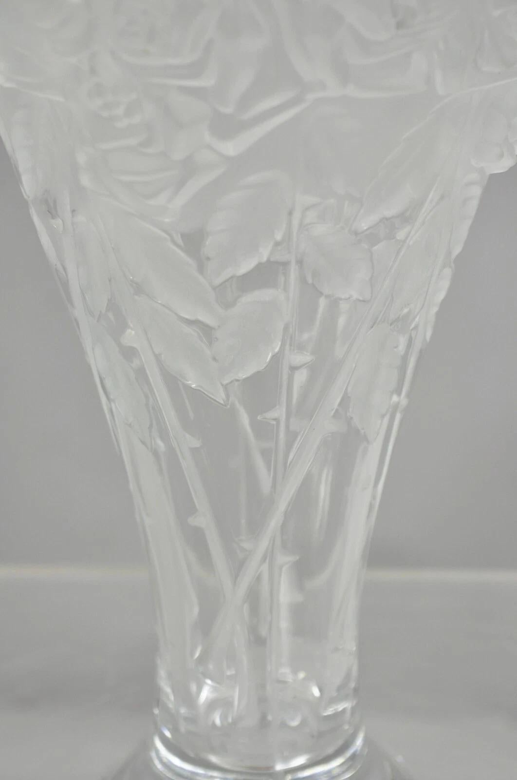 Art Déco Vaso scolpito alto a forma di rosa 3D di Shannon Crystal d'epoca, realizzato da Godinger in vendita