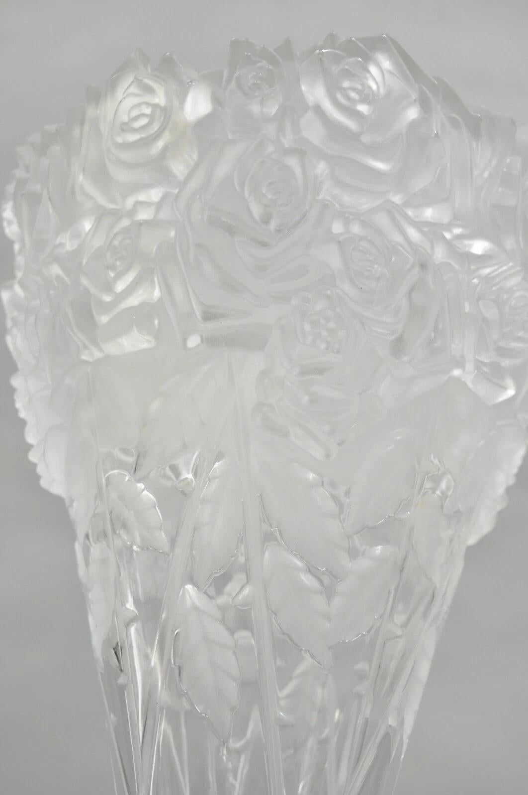 Sconosciuto Vaso scolpito alto a forma di rosa 3D di Shannon Crystal d'epoca, realizzato da Godinger in vendita