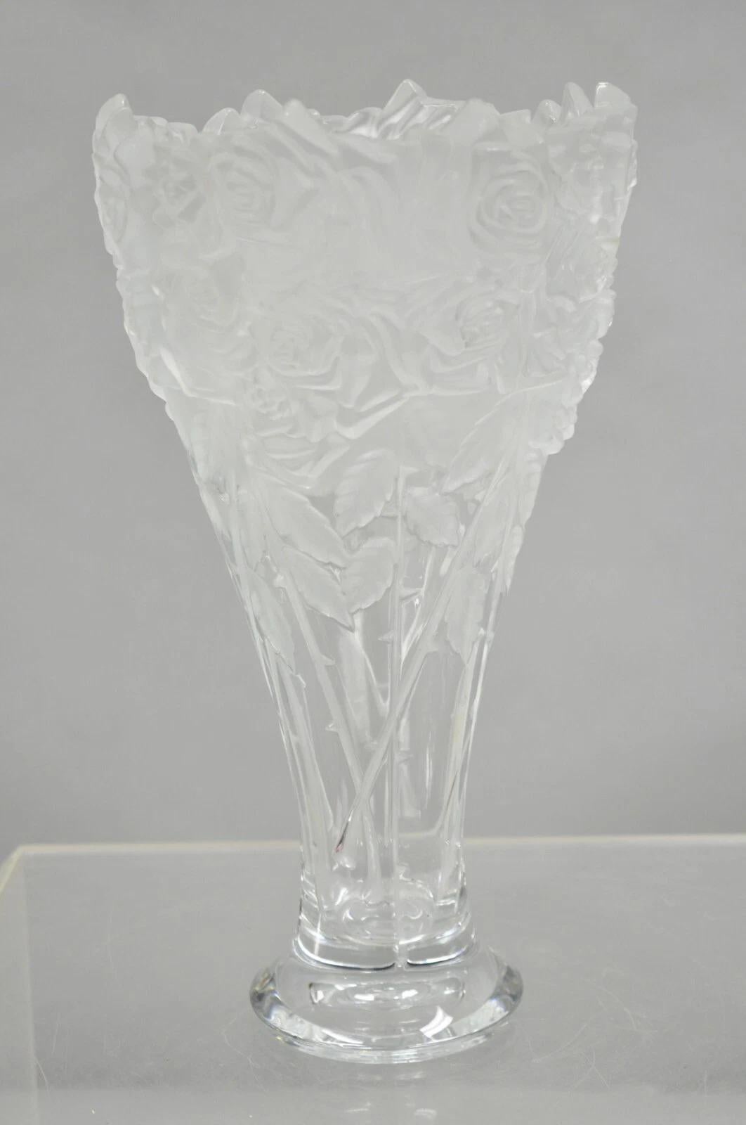 Vaso scolpito alto a forma di rosa 3D di Shannon Crystal d'epoca, realizzato da Godinger In condizioni buone in vendita a Philadelphia, PA