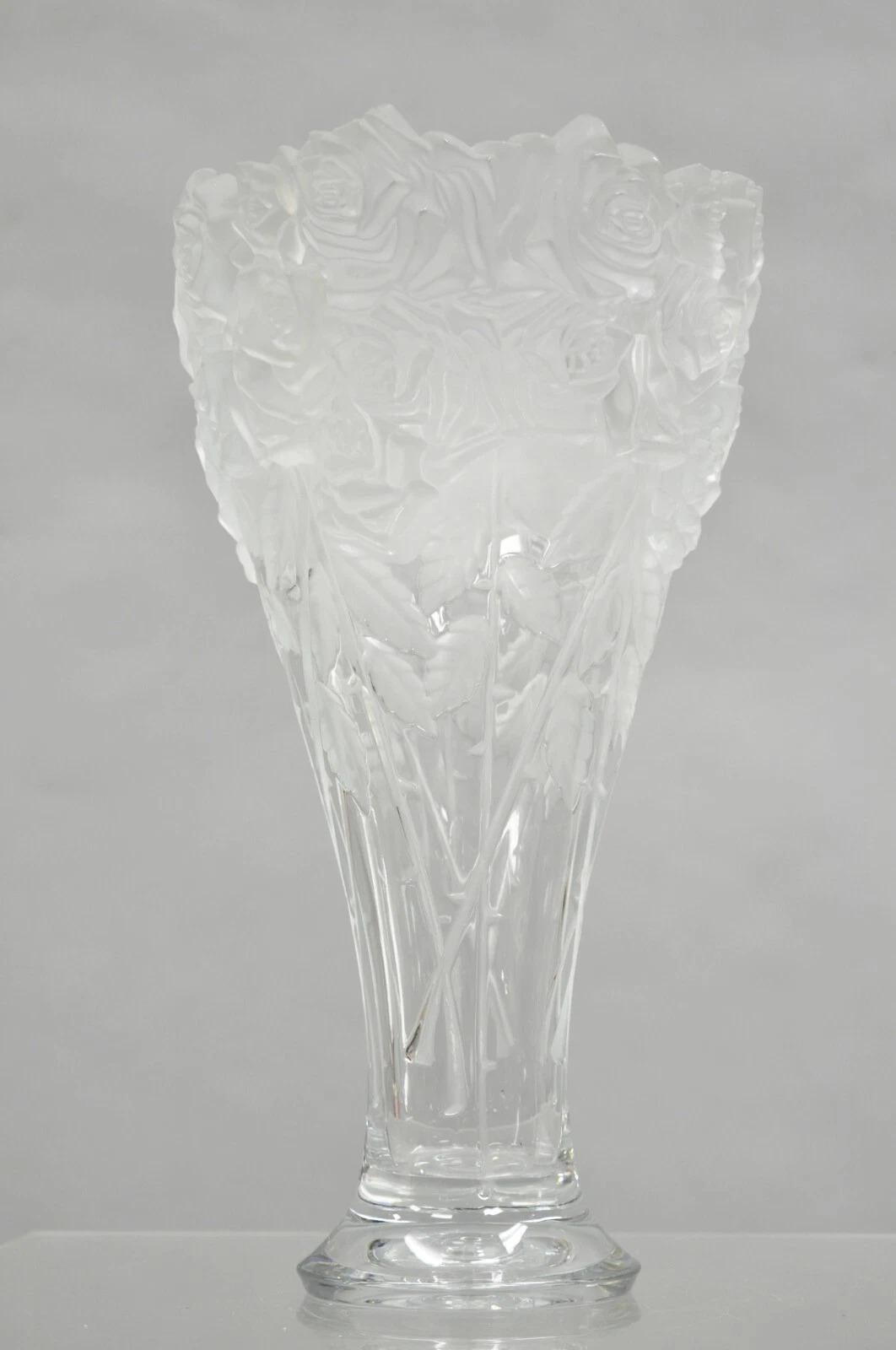 XX secolo Vaso scolpito alto a forma di rosa 3D di Shannon Crystal d'epoca, realizzato da Godinger in vendita