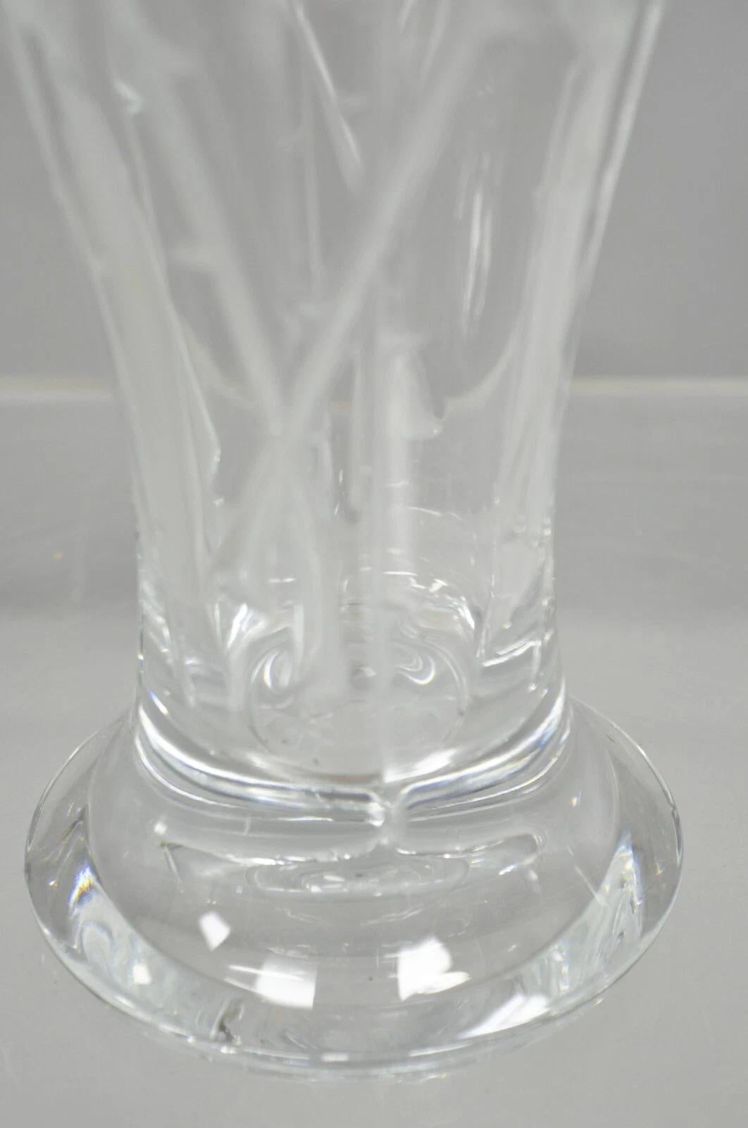 Vetro Vaso scolpito alto a forma di rosa 3D di Shannon Crystal d'epoca, realizzato da Godinger in vendita
