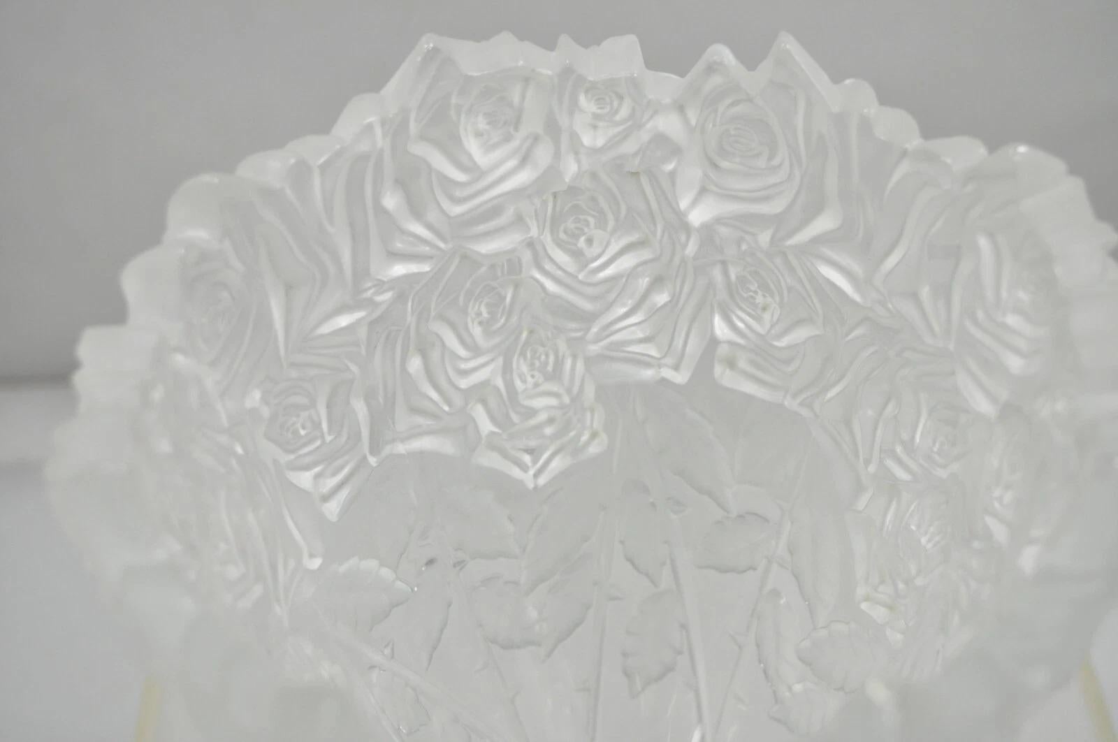 Vaso scolpito alto a forma di rosa 3D di Shannon Crystal d'epoca, realizzato da Godinger in vendita 1