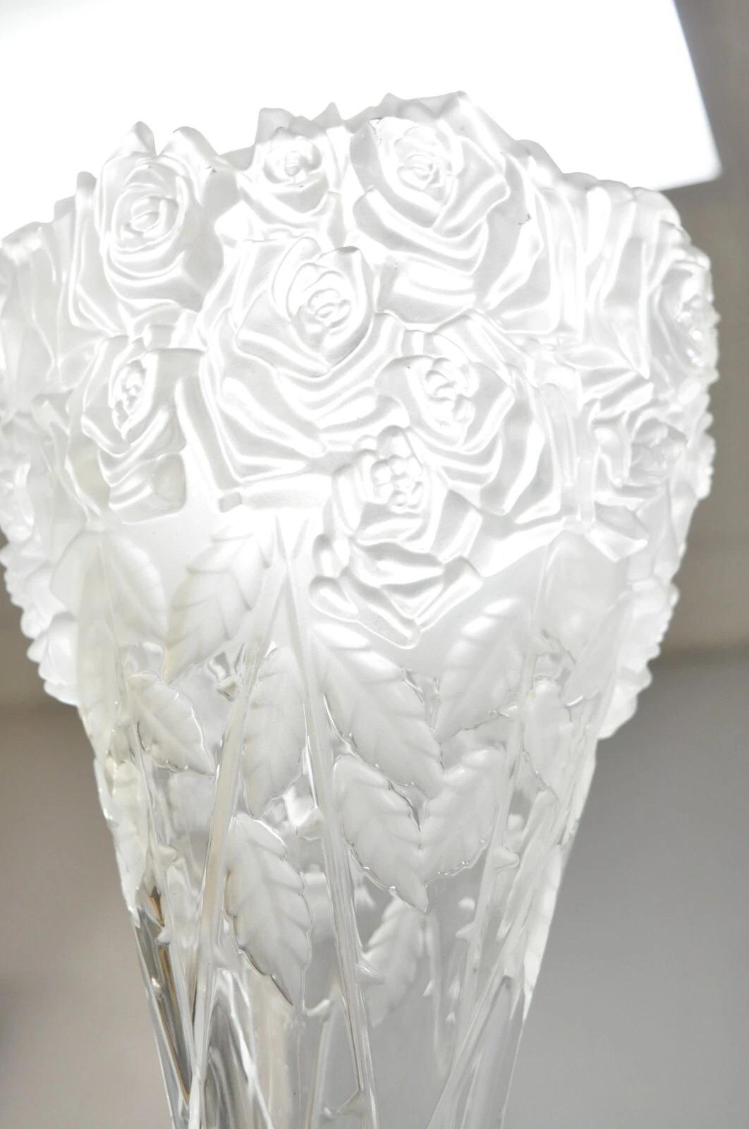 Vaso scolpito alto a forma di rosa 3D di Shannon Crystal d'epoca, realizzato da Godinger in vendita 2