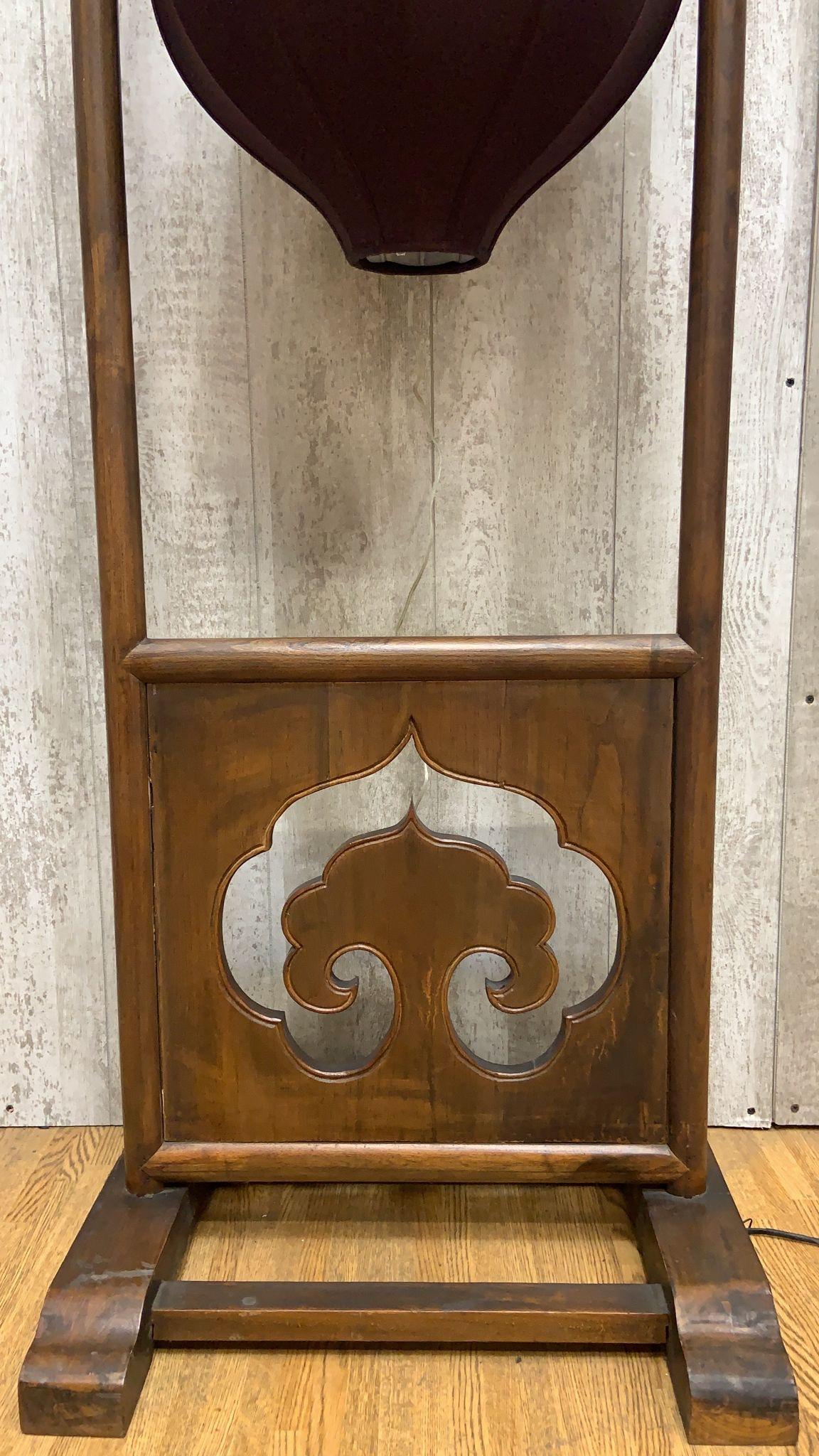 Exportation chinoise Lampadaire lanterne vintage en orme de la province de Shanxi, Brown en vente
