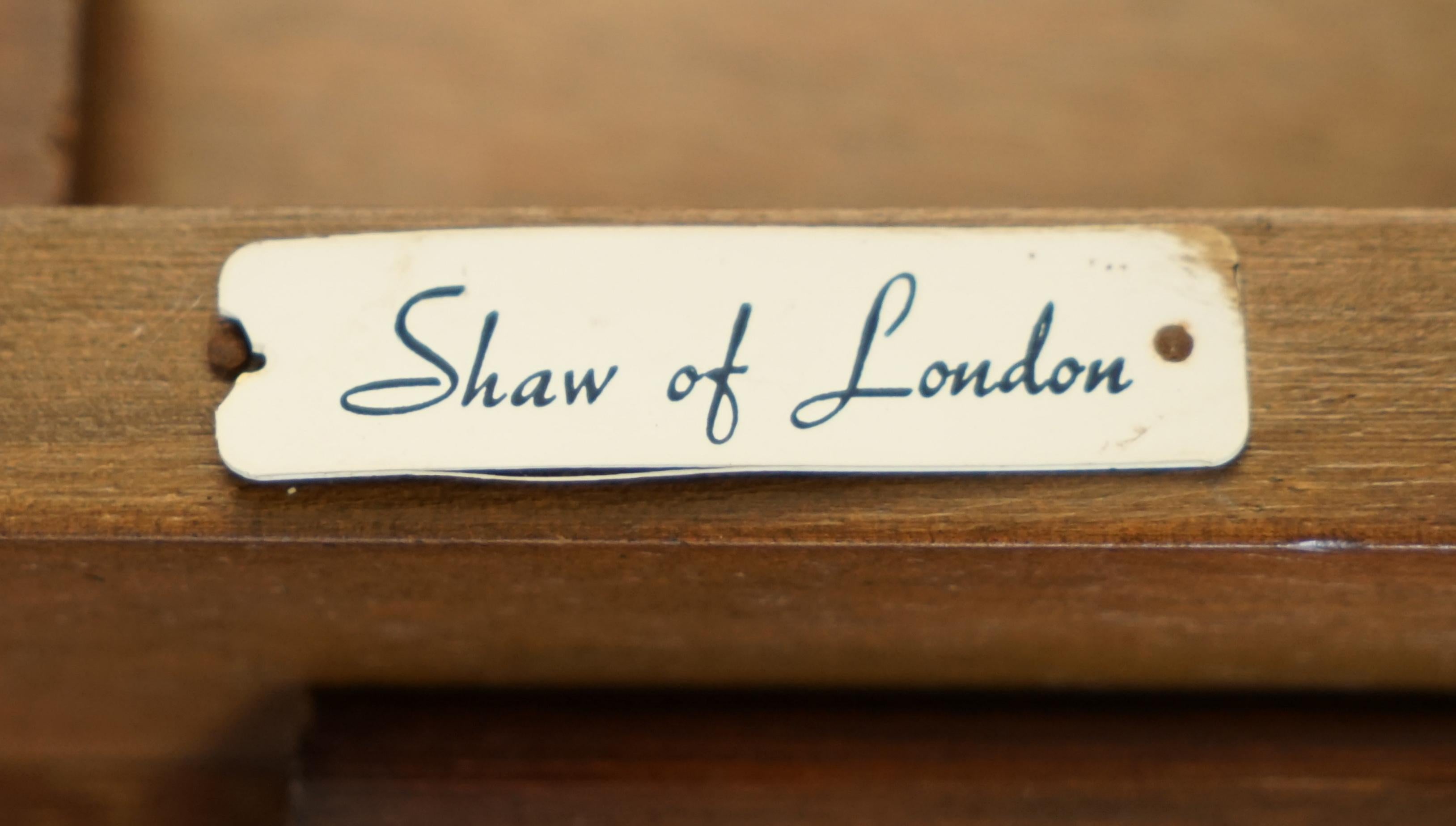 Royal House Antiques

Royal House Antiques ist erfreut, diesen schönen Zustand großen Vintage Shaw of London, geflammten Mahagoni erweitern Couchtisch zum Verkauf anbieten.

Bitte beachten Sie die Lieferkosten aufgeführt ist nur ein Leitfaden, es