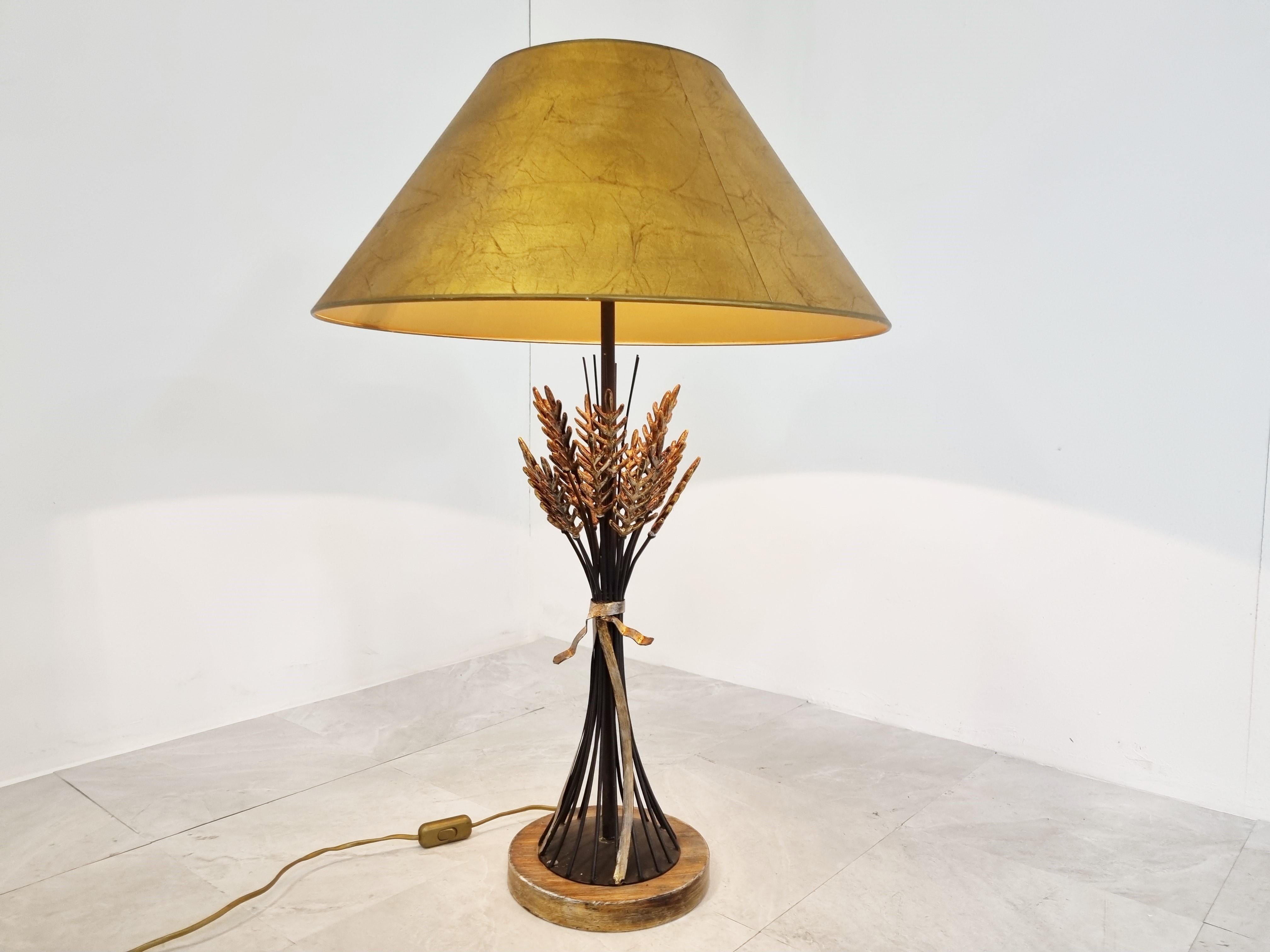 Mid-Century-Tischlampe aus vergoldetem Metall mit Weizengarben.

Blatt Weizengarbe aus Metall in Schwarz und Gold, montiert auf einem Holzsockel mit dem originalen Lampenschirm.

Geprüft und einsatzbereit mit einer normalen