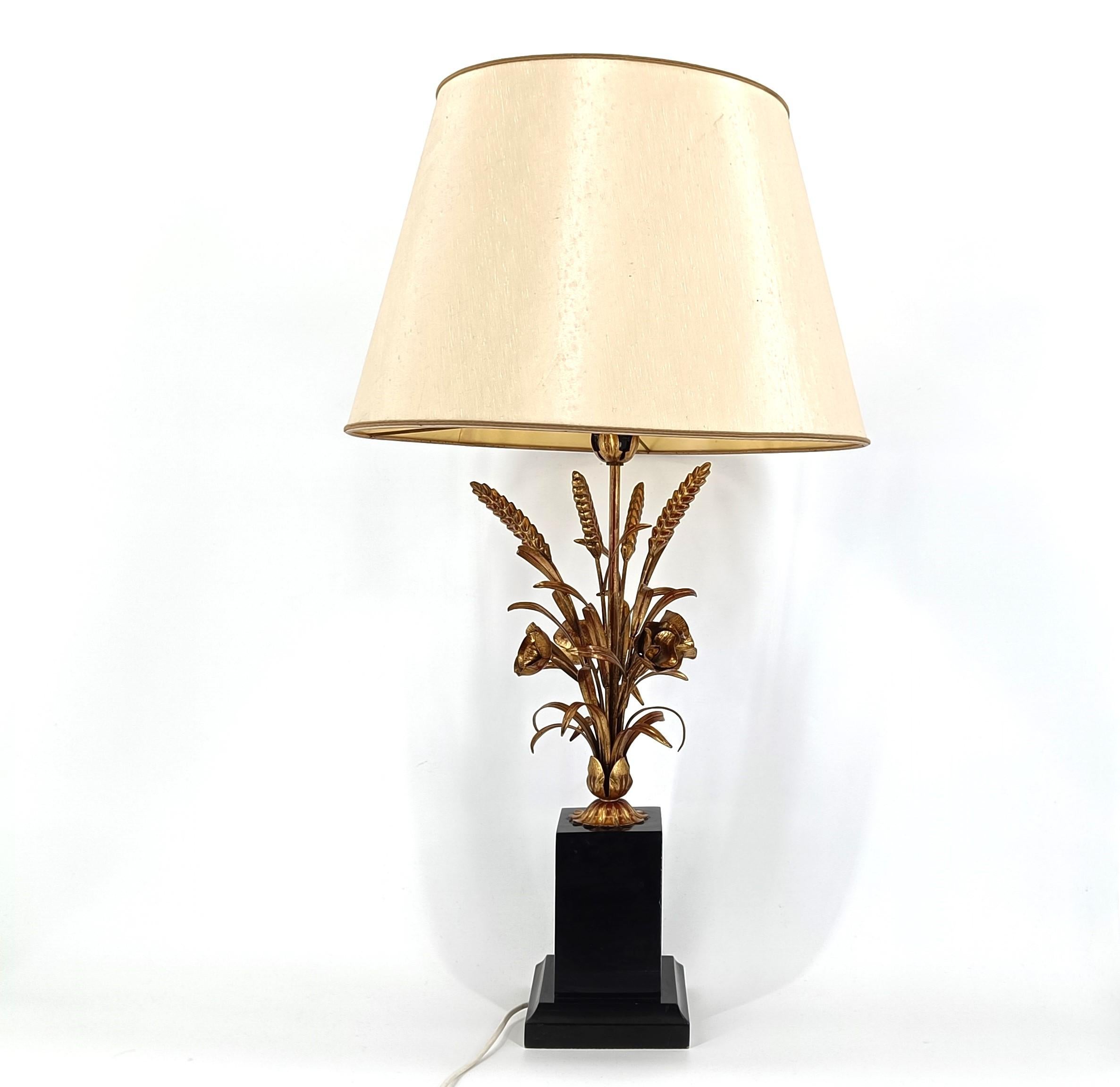 Vergoldete Metall-Tischlampe mit Weizengarbe aus der Mitte des Jahrhunderts.

Wunderschön detaillierte Weizengarbe und Blumenskulptur, montiert auf einem schwarzen Lacksockel.

Geprüft und einsatzbereit mit einer normalen E27-Glühbirne.

Guter