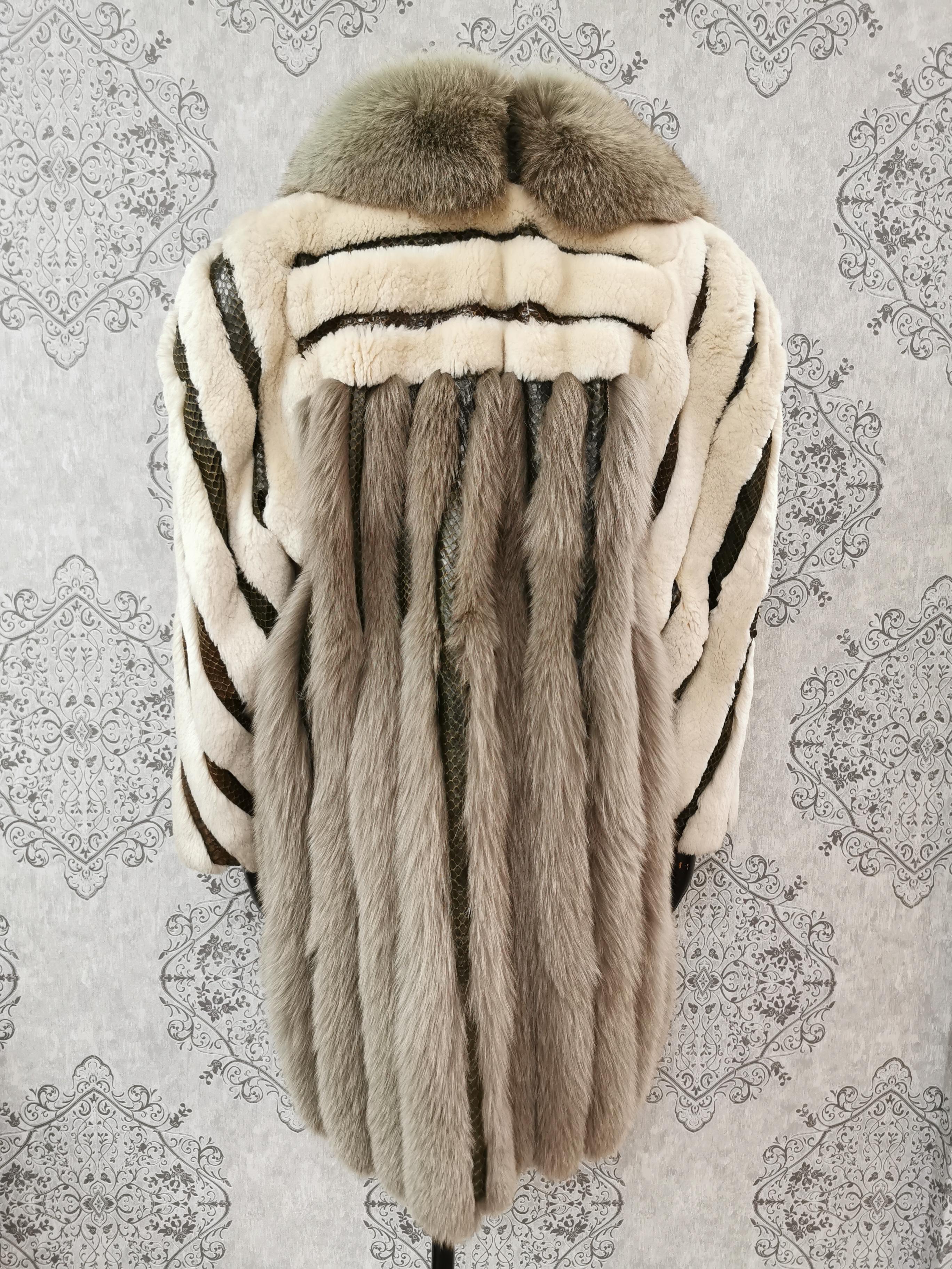 Vintage sheared beaver fur coat snakeskin shadow fox fur trim size 14 In Excellent Condition In Montreal, Quebec