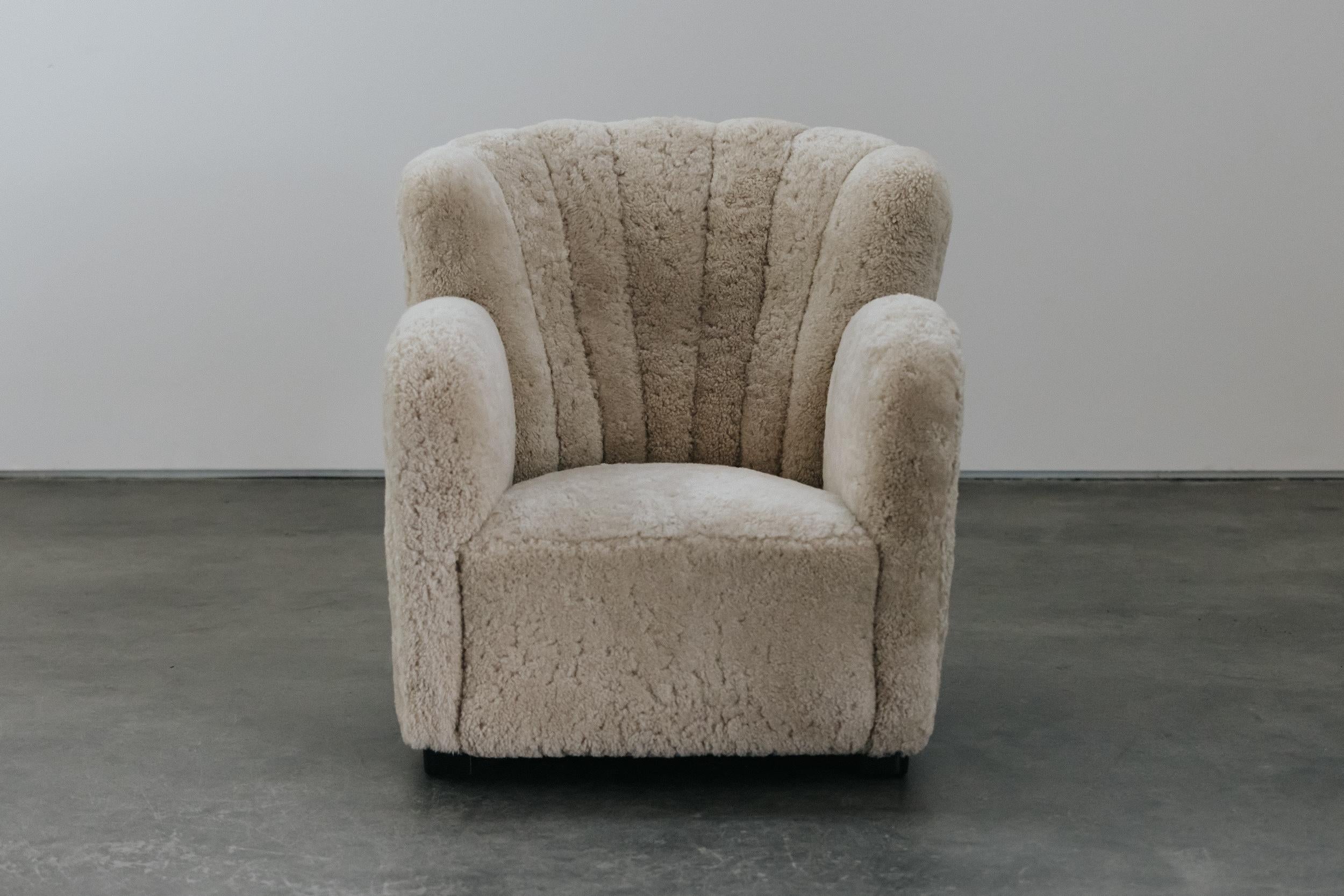 Sedia da salotto danese in shearling d'epoca, circa 1960.  Modello confortevole, rivestito in Danimarca con una morbida imbottitura in shearling.