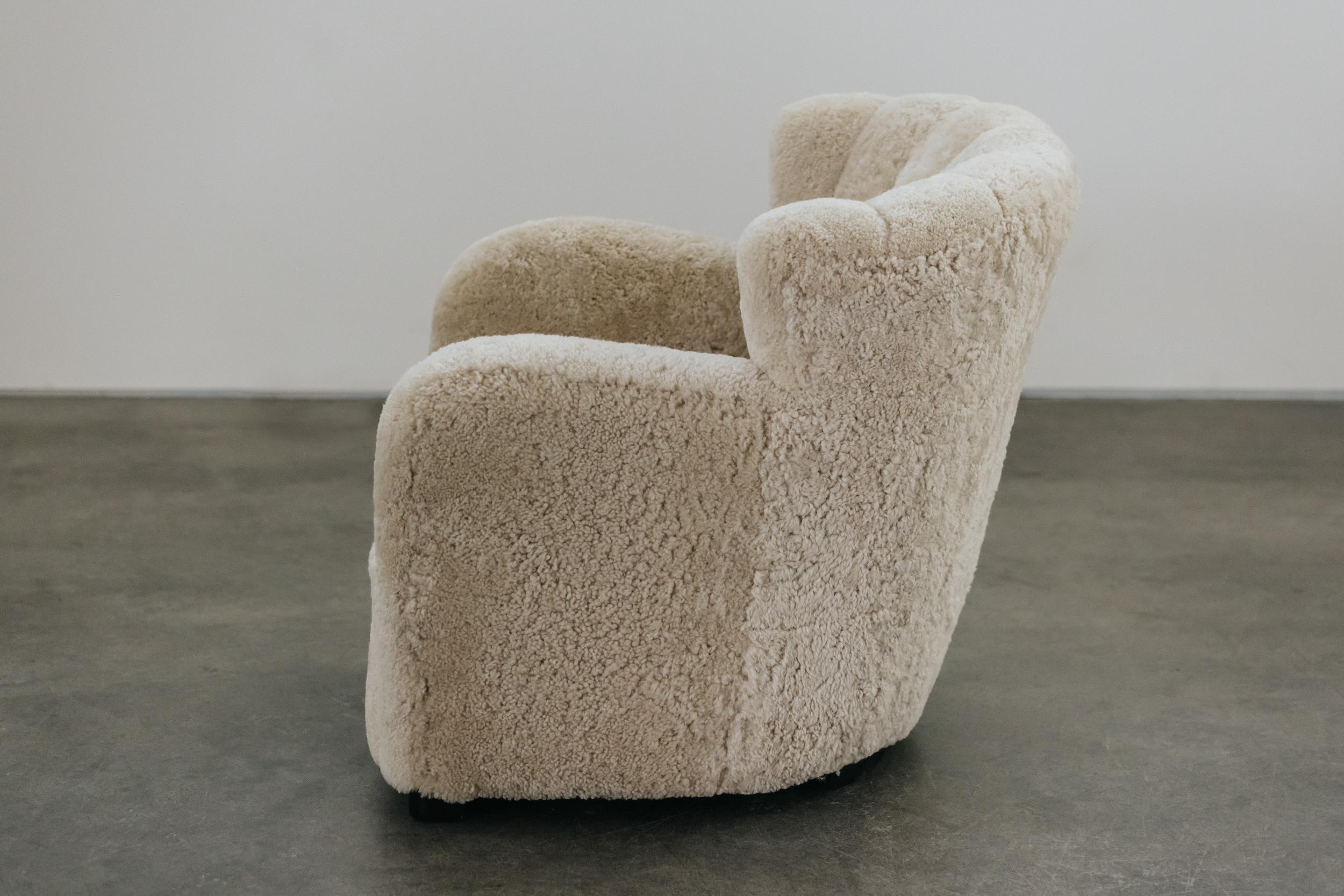 Sedia da salotto danese in shearling d'epoca, CIRCA 1960 In condizioni buone in vendita a Nashville, TN
