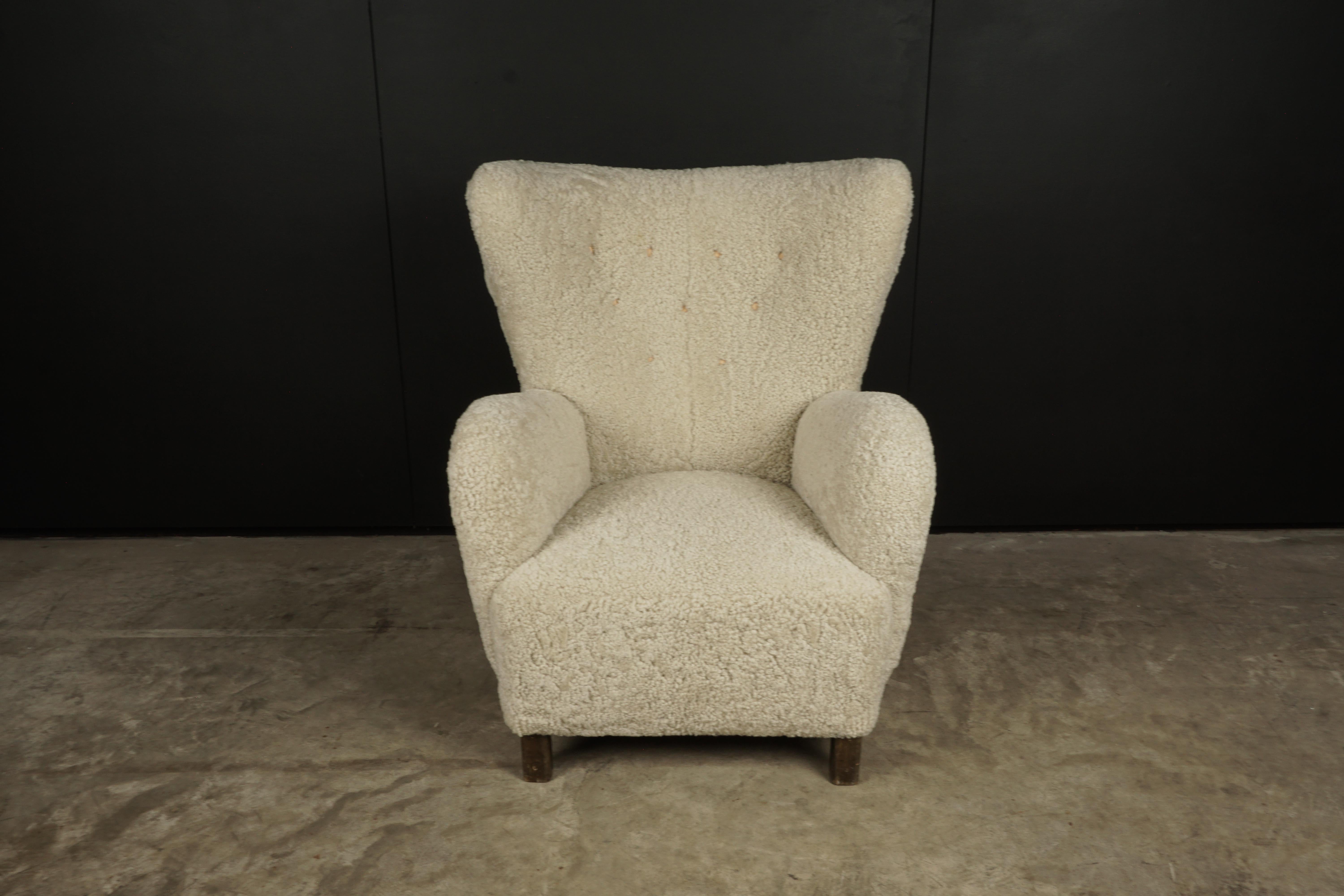 Vintage sheepskin cabinetmaker chair from Denmark, 1940s. Cabinetmaker designed with very soft off-white sheepskin upholstery and leather buttons. Professionally reupholstered in Denmark. Excellent condition.