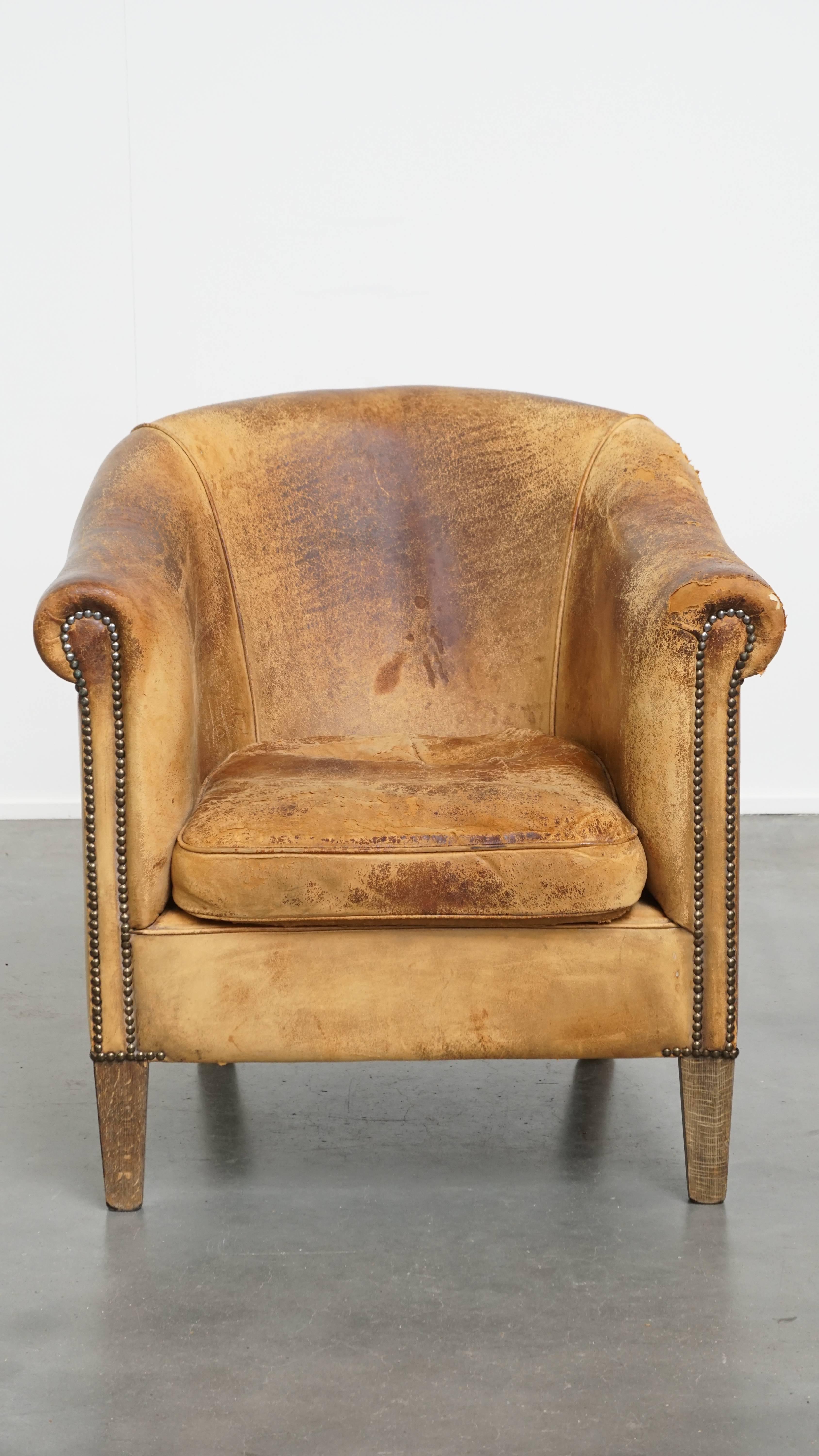 Angeboten wird dieser gut abgenutzte Clubsessel aus Schafsleder im Vintage-Look, der von Nico van Oorschot entworfen wurde. Dieser fantastische Clubsessel aus Schafsfell hat einen ganz eigenen Charakter. Sein abgenutzter Zustand verleiht ihm ein