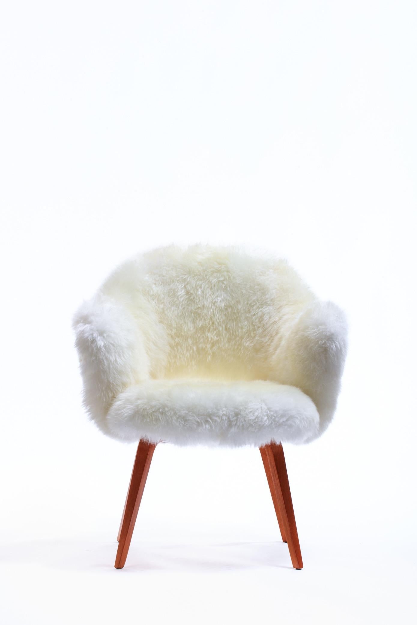 Vintage Sheepskin Eero Saarinen for Knoll Executive Chair with Wood Legs In Good Condition In Saint Louis, MO